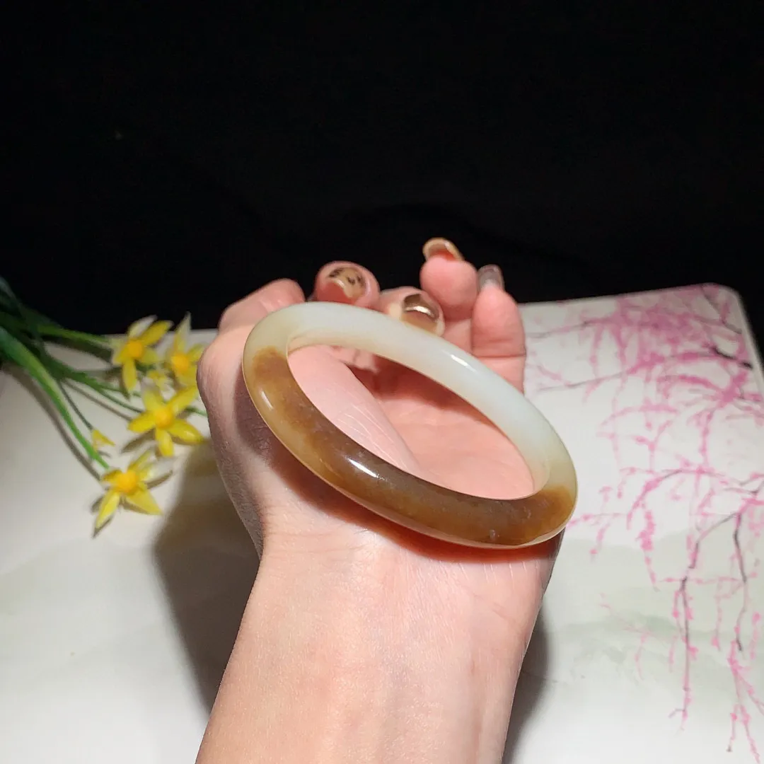和田玉56.5圈且末糖手镯！玉质细腻油润 底色纯净  无纹裂 脂粉好，品质高。