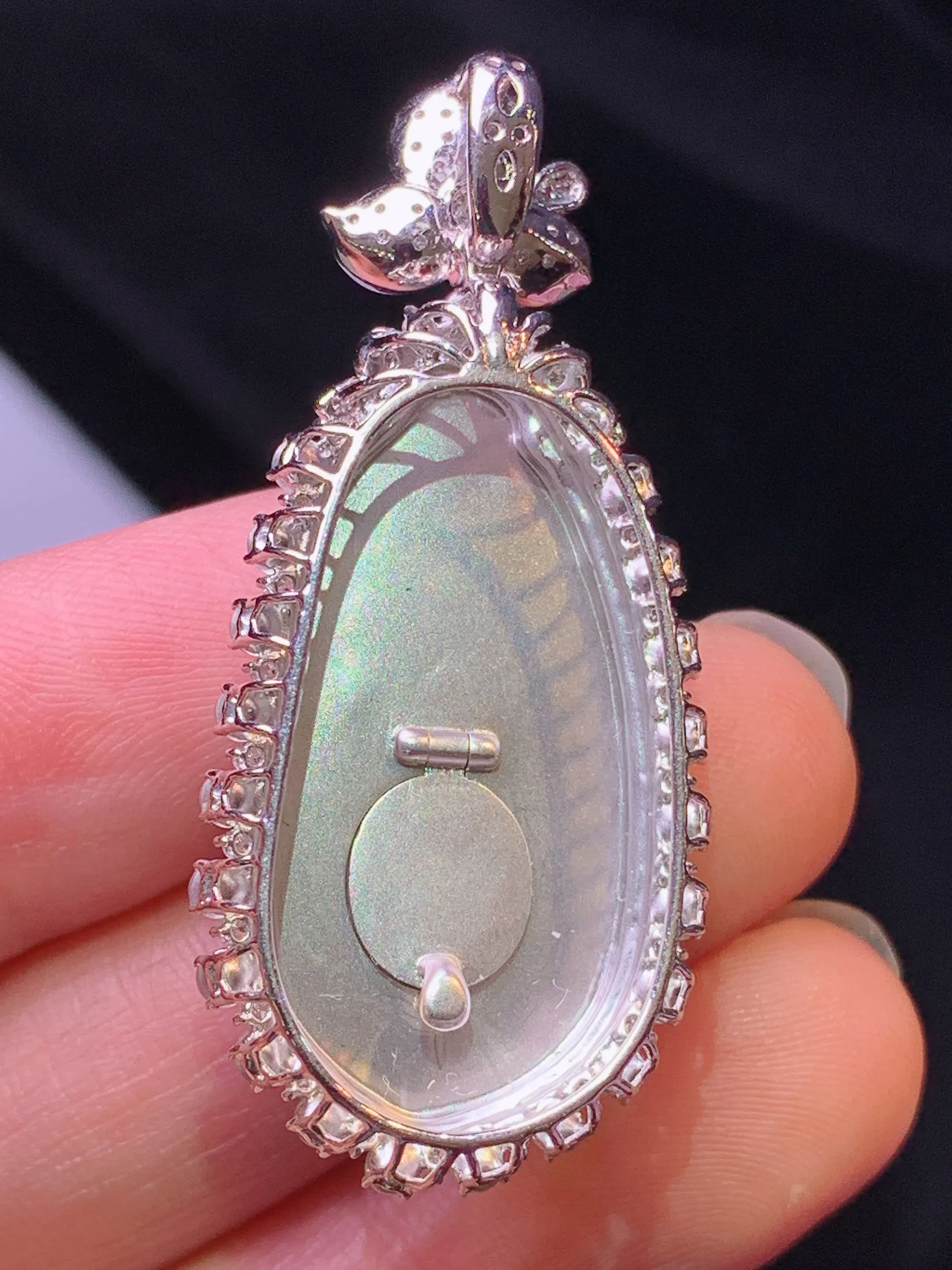 18k金钻镶嵌飘绿四季豆吊坠 玉质细腻 色泽艳丽清新 整体尺寸44.2*19.5*10.3