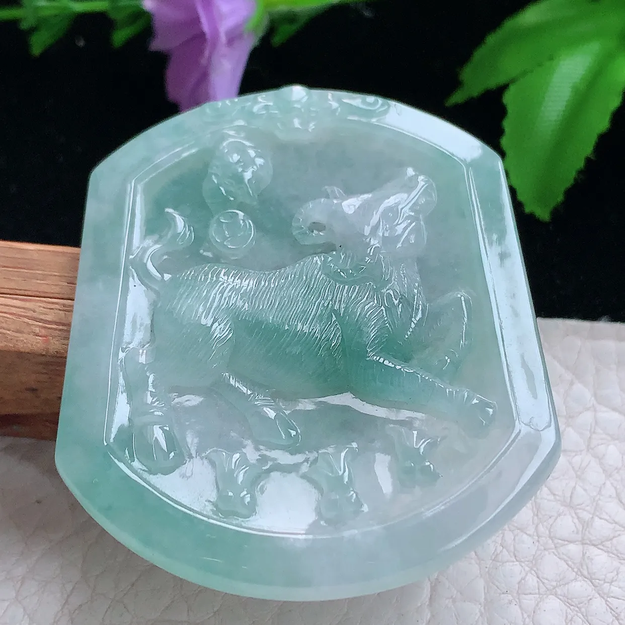 kh实拍54.5*46.5*5.3缅甸翡翠精雕冰飘蓝韵扭转乾坤  生肖牛玉吊坠 玉挂件