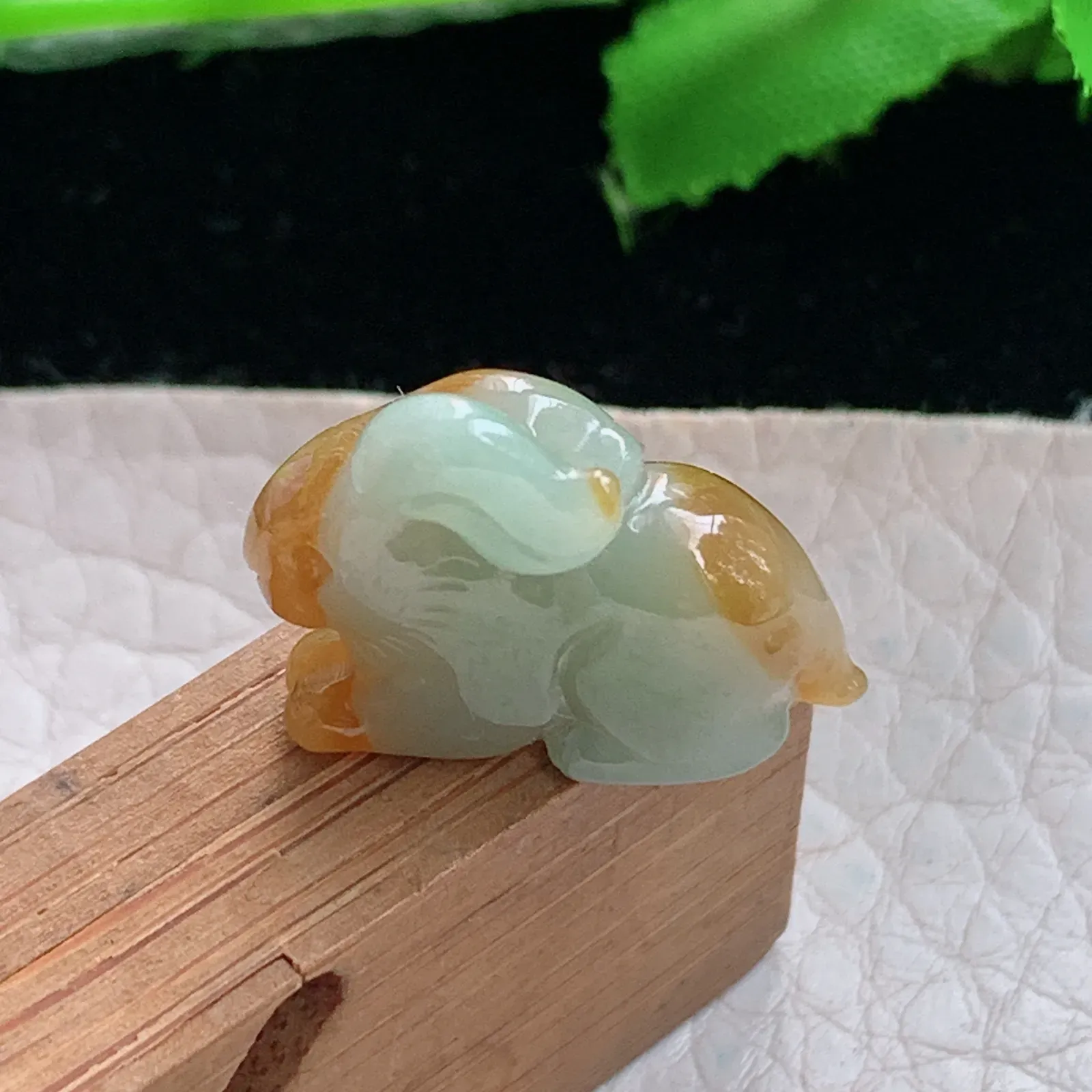 axm实拍17.6*21.6*8缅甸翡翠精雕双彩立体兔子 生肖兔玉吊坠