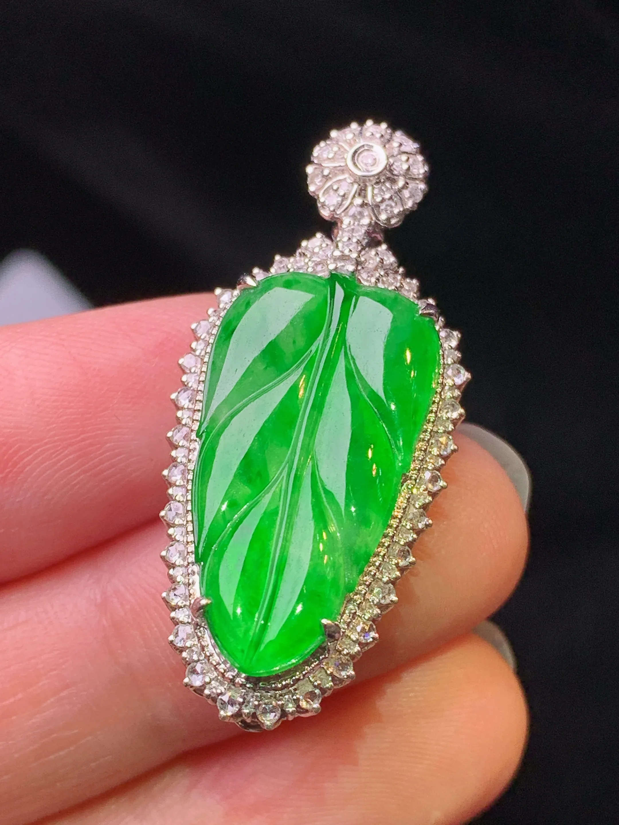 18k金钻镶嵌翠绿树叶吊坠 玉质细腻 色泽艳丽清新 整体尺寸36.6*16.3*9.5