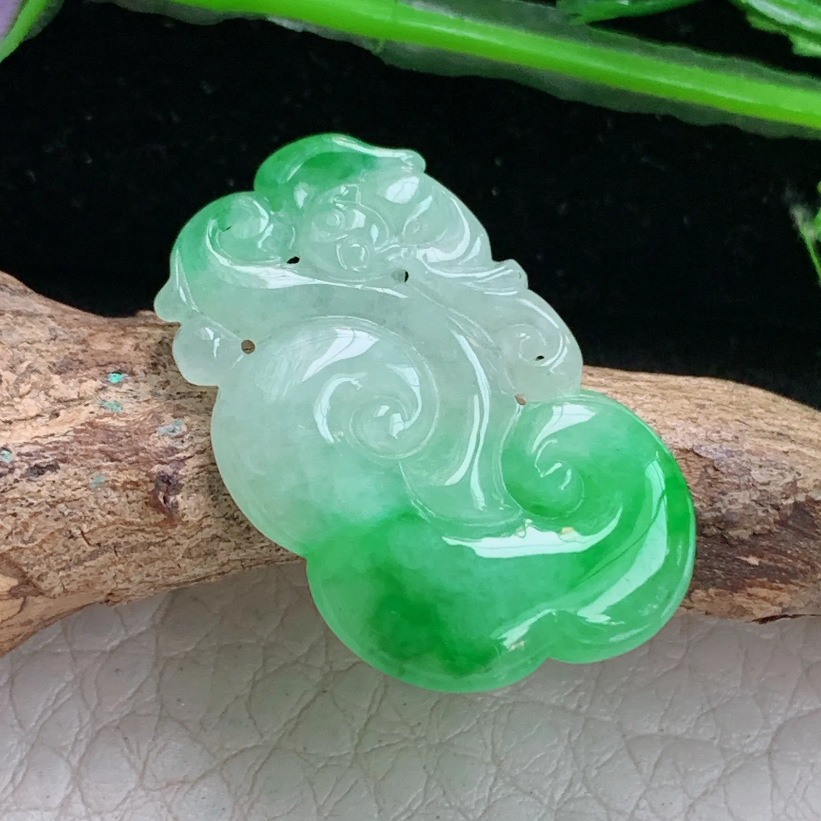 zen实拍28.6*17.8*3.5天然缅甸翡翠白底青瑞云如意玉吊坠 玉挂件