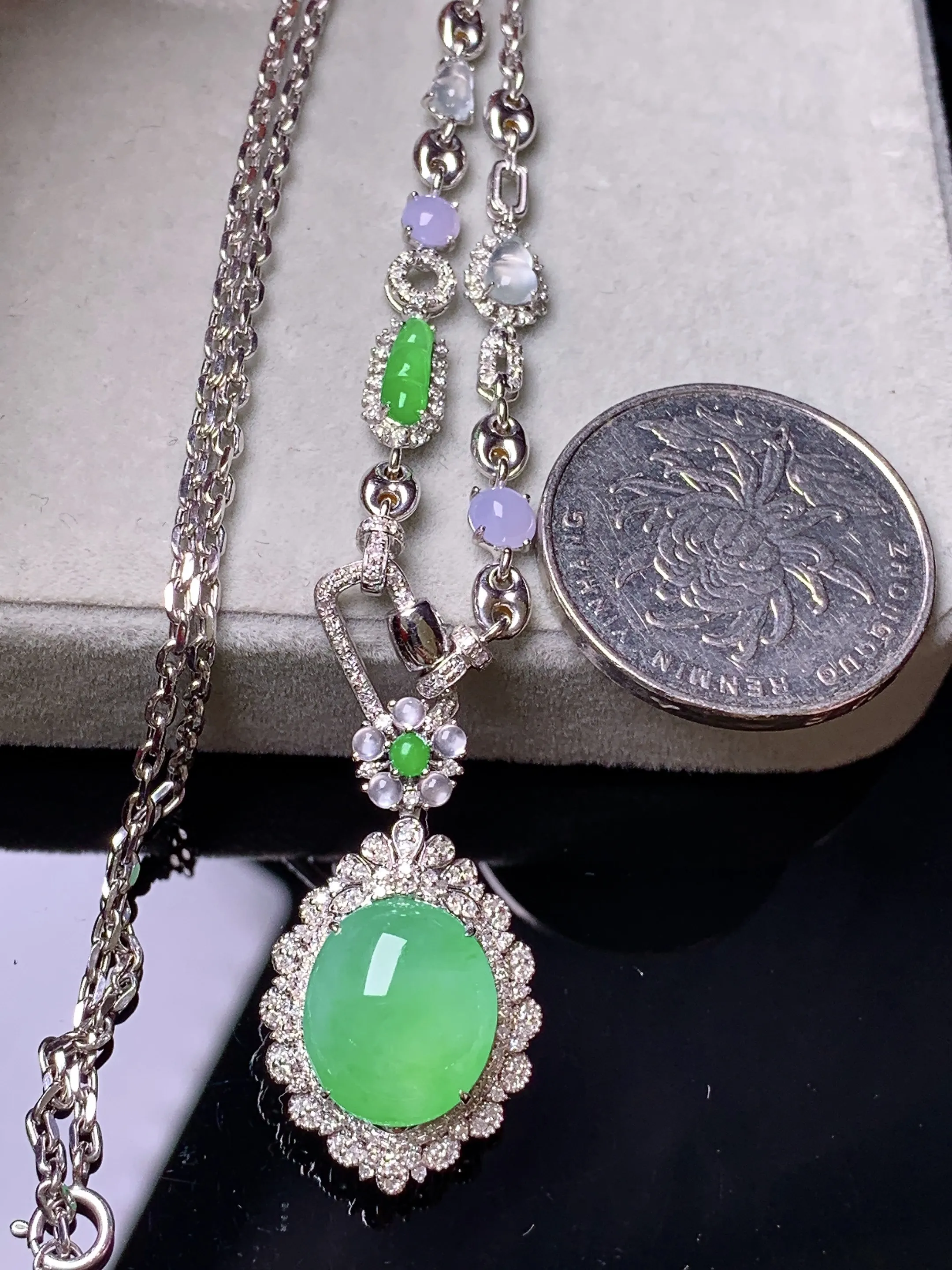 18k金钻镶嵌翠绿蛋面可分拆多用项链吊坠 玉质细腻 色泽艳丽清新 整体尺寸28.9*16.7*11