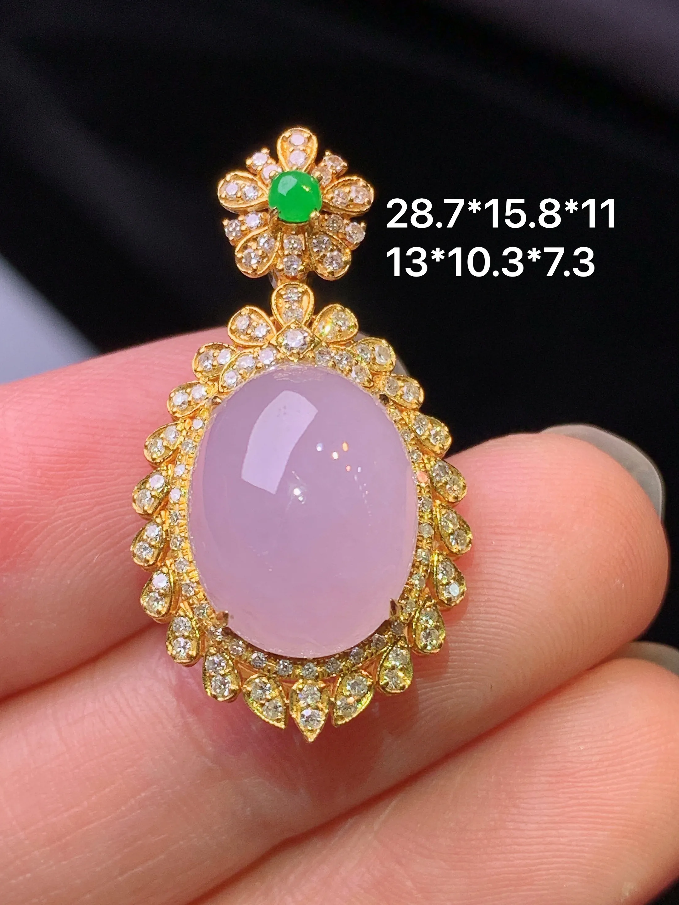 18k金钻镶嵌淡紫罗兰蛋面吊坠 玉质细腻 色泽艳丽清新 整体尺寸28.7*15.8*11