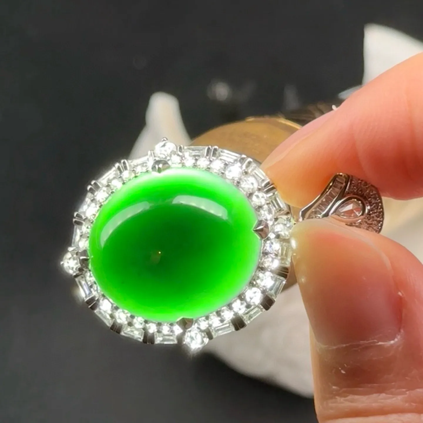 18k满钻豪镶墨翠蛋面吊坠 种好色正 黑度极好 打灯通透 油性十足 尺寸35.9