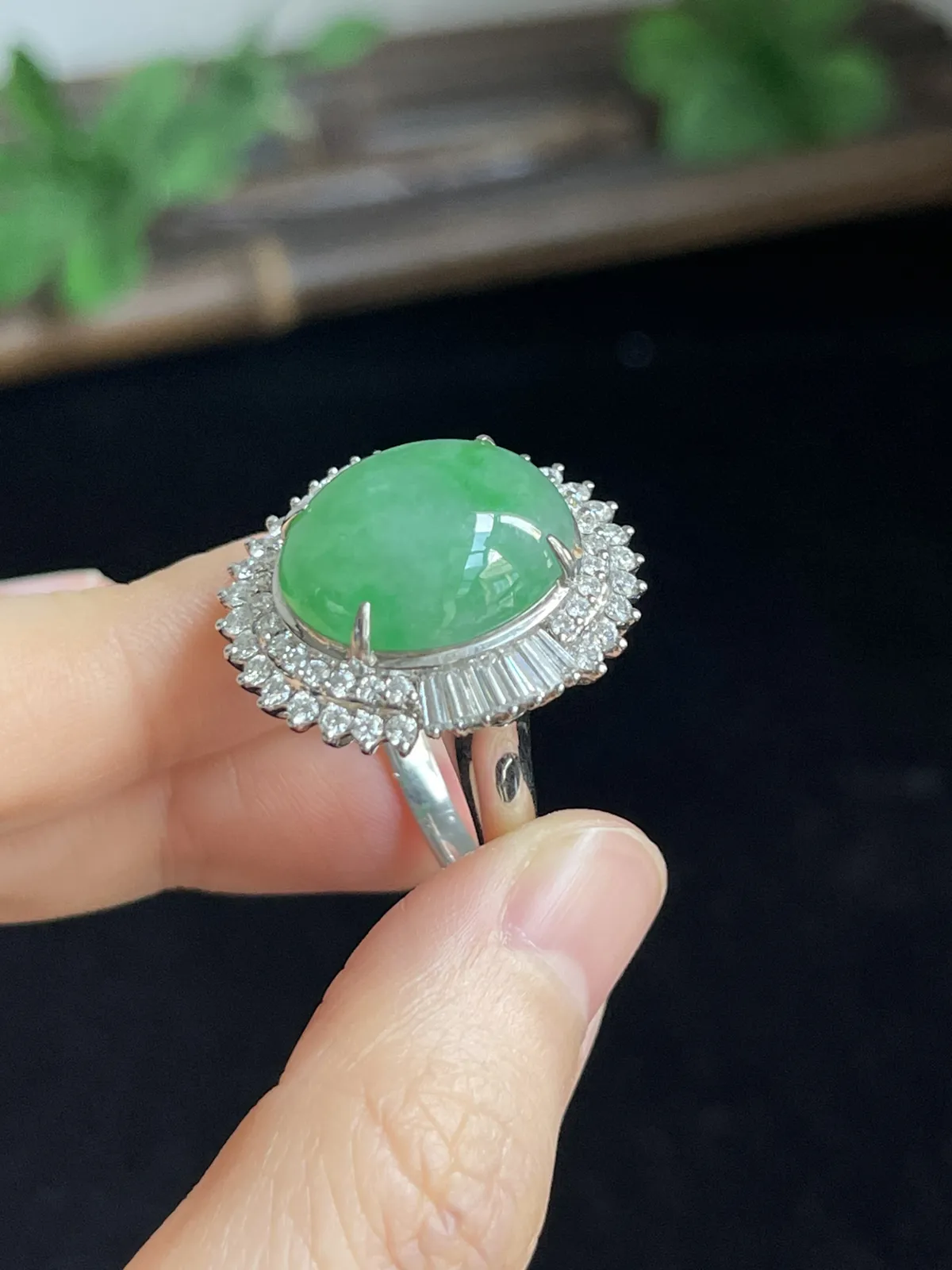 翡翠糯化种绿色戒指，印记：Au750,伴钻石