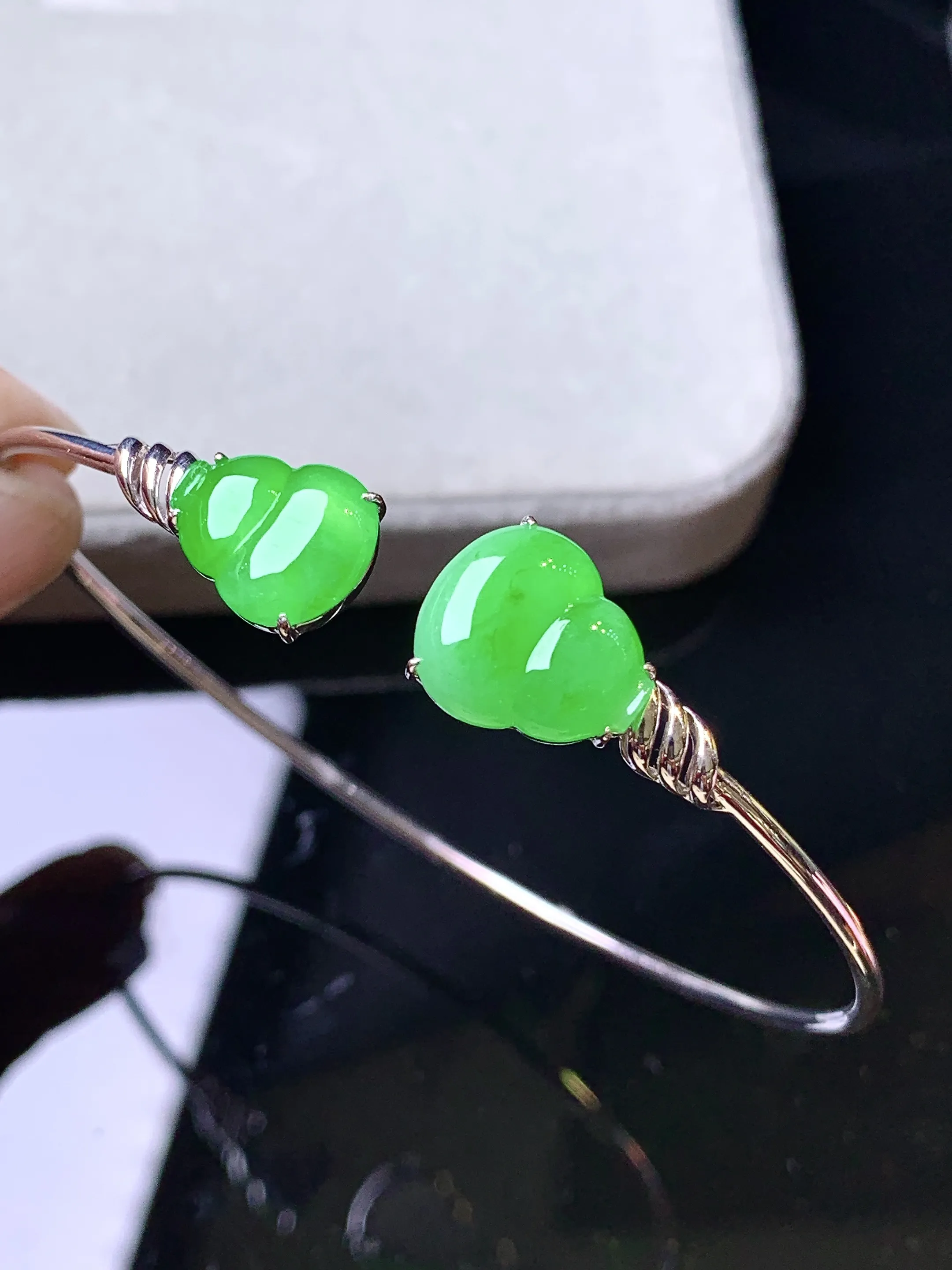 18k金镶嵌翠绿葫芦手镯 玉质细腻 色泽艳丽清新 圈口60 裸石尺寸12.5*11*3.5