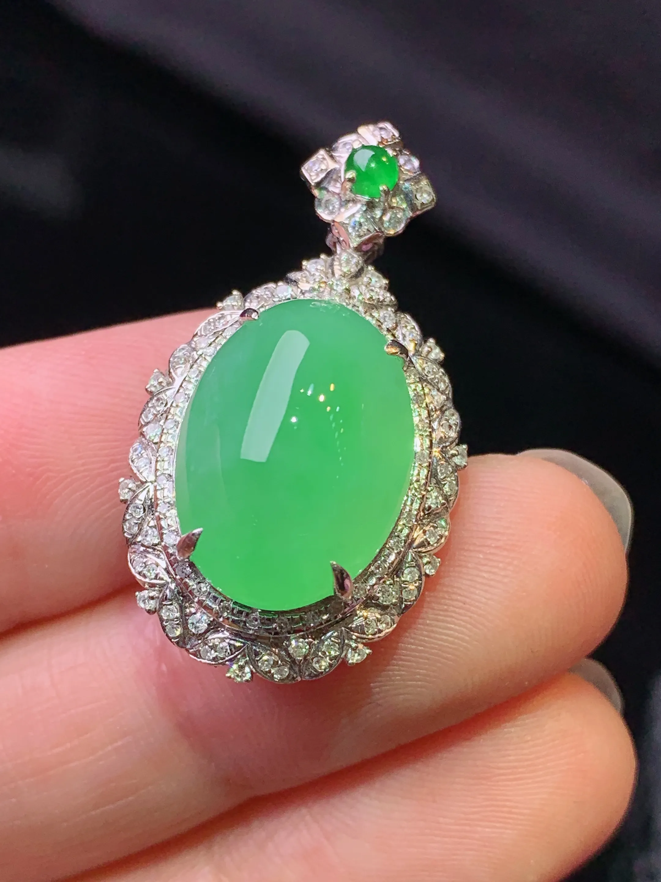 18k金钻镶嵌翠绿蛋面吊坠 玉质细腻 色泽艳丽清新 整体尺寸30.8*16.8*11.6