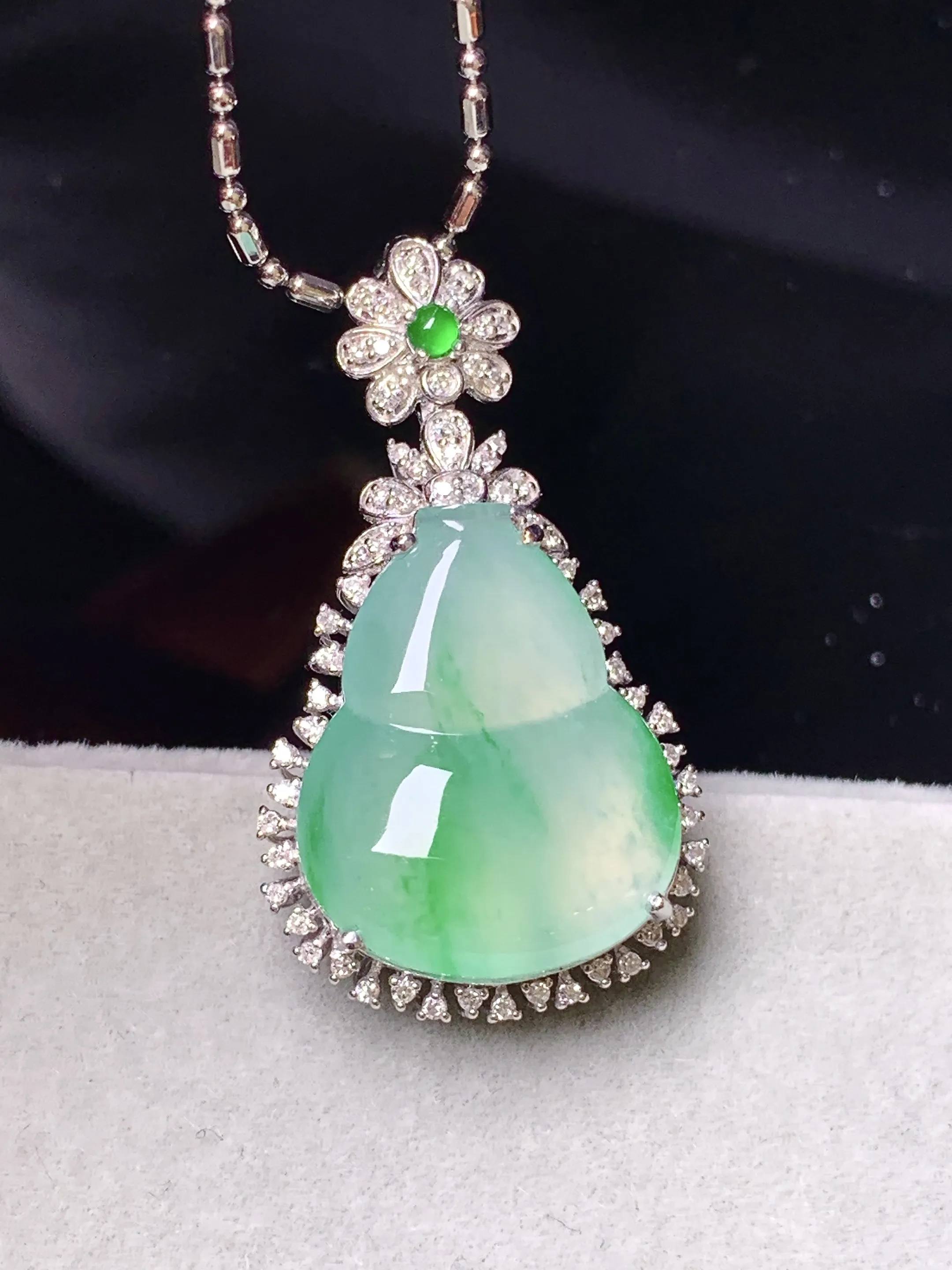 18k金钻镶嵌冰种飘绿葫芦吊坠 玉质细腻 色泽艳丽清新 整体尺寸30.5*17.2*9.5