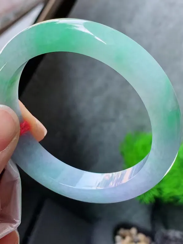 【翡翠名称】老种春彩飘绿55.8正圈口手镯
【翡翠尺寸】55.8/12.2/9mm适合55-57正圈口佩戴
【翡翠描述】宝贝种老水足，玉质细腻，色泽靓丽，性价比高，佩戴效果好！
【其它赠送】权威证书/精美挂绳盒子/支持全国复检