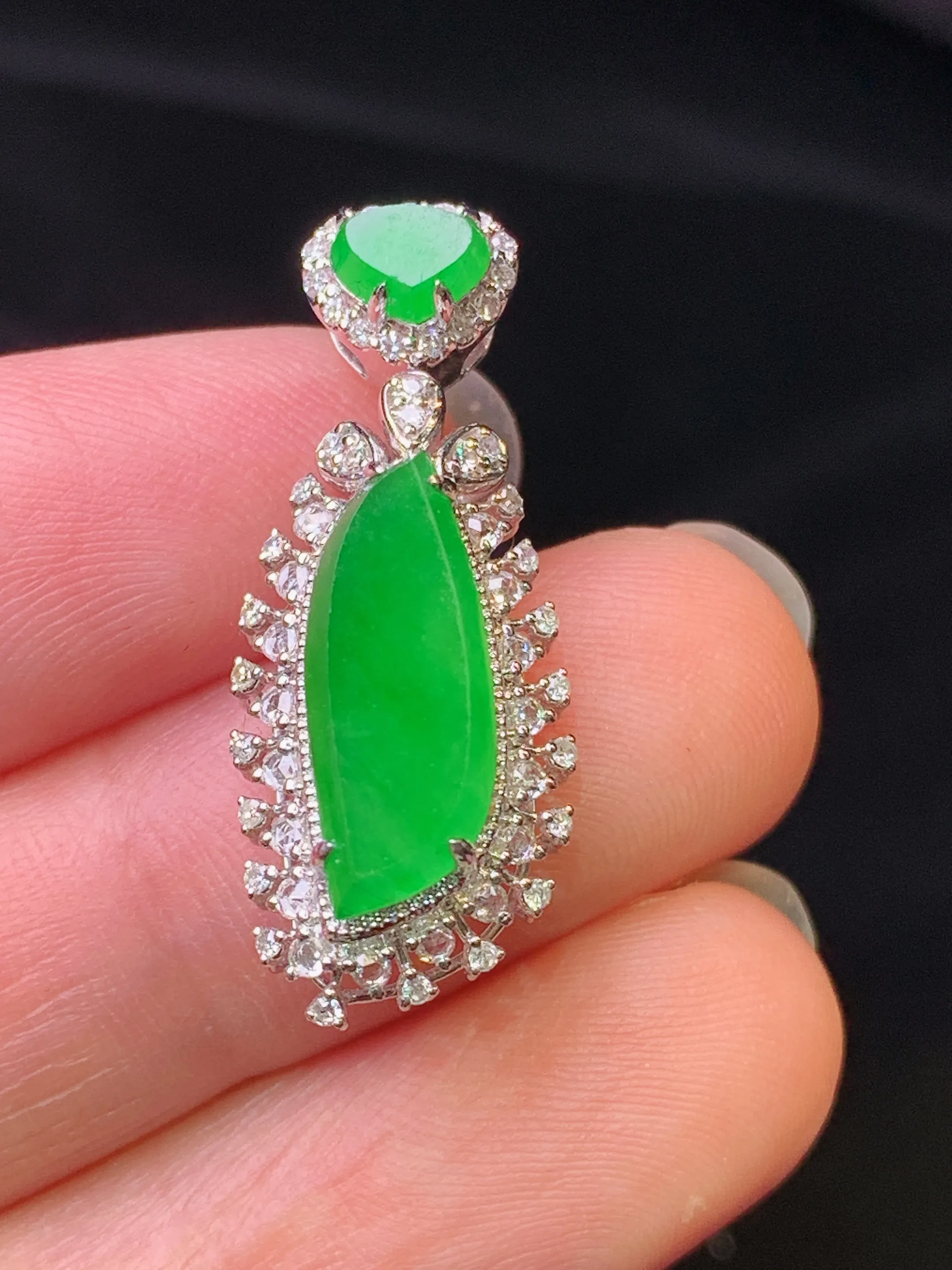 18k金钻镶嵌随形吊坠 玉质细腻 色泽艳丽清新 整体尺寸27.8*11.2*8.2