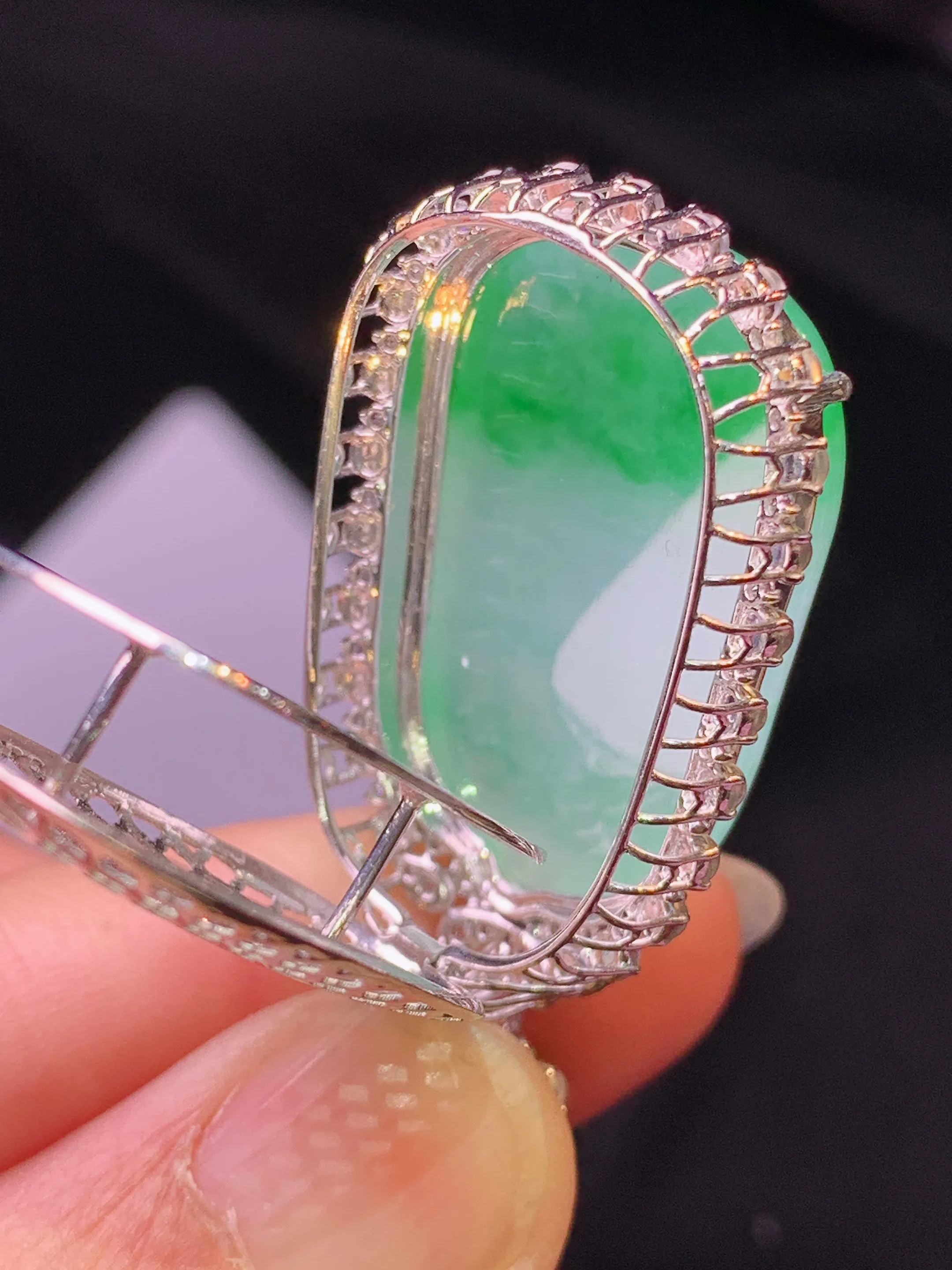 18k金钻镶嵌飘绿福瓜吊坠 玉质细腻 色泽艳丽清新 整体尺寸43.3*22*14.6