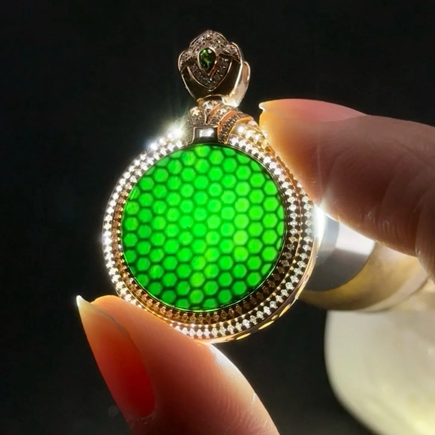 精品18k墨翠圆片吊坠 种好色正 黑度极好 打灯通透 油性十足 尺寸33.9