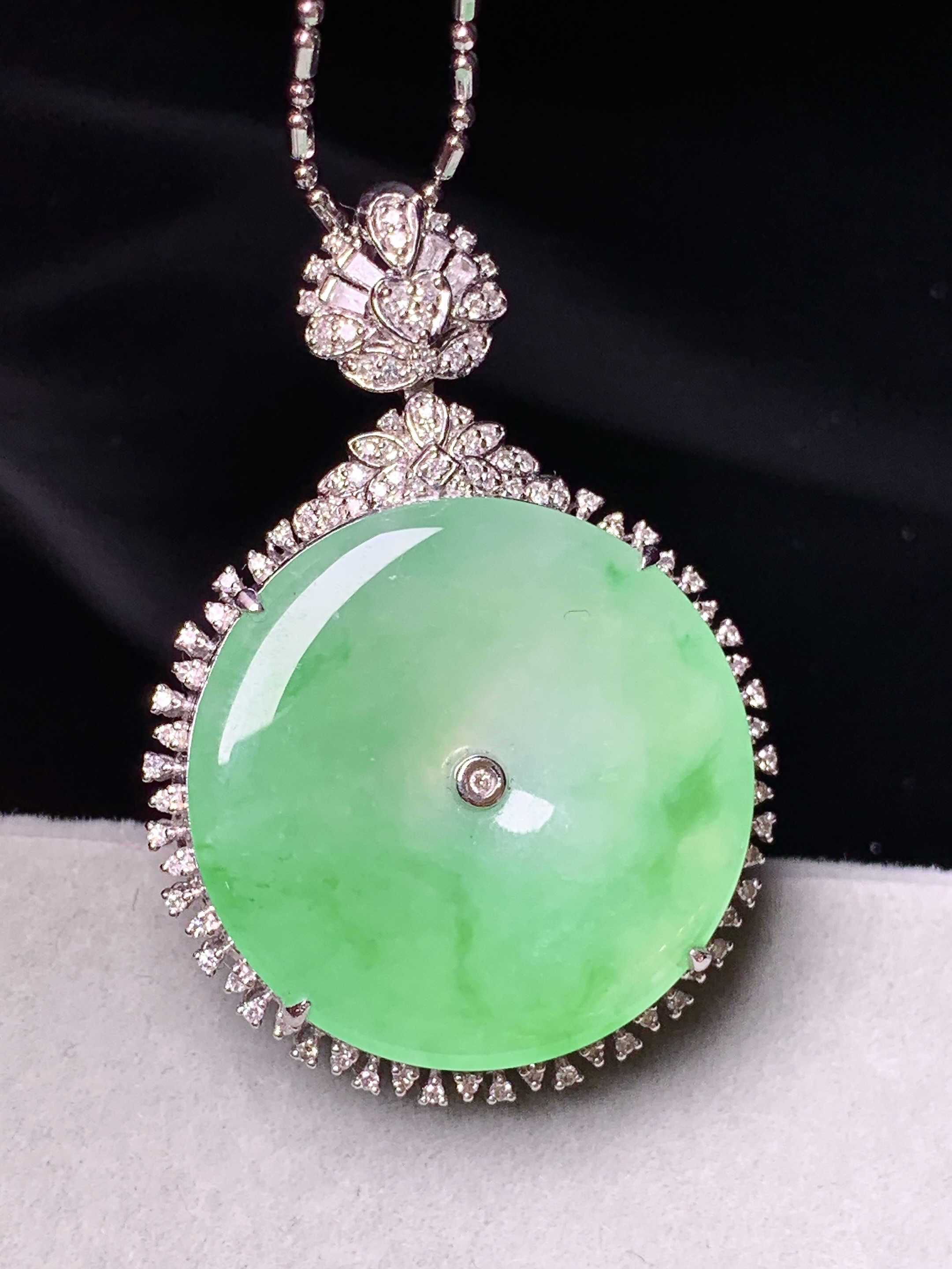 18k金钻镶嵌翠绿平安扣吊坠 玉质细腻 色泽艳丽清新 整体尺寸37.5*25.5*8.3