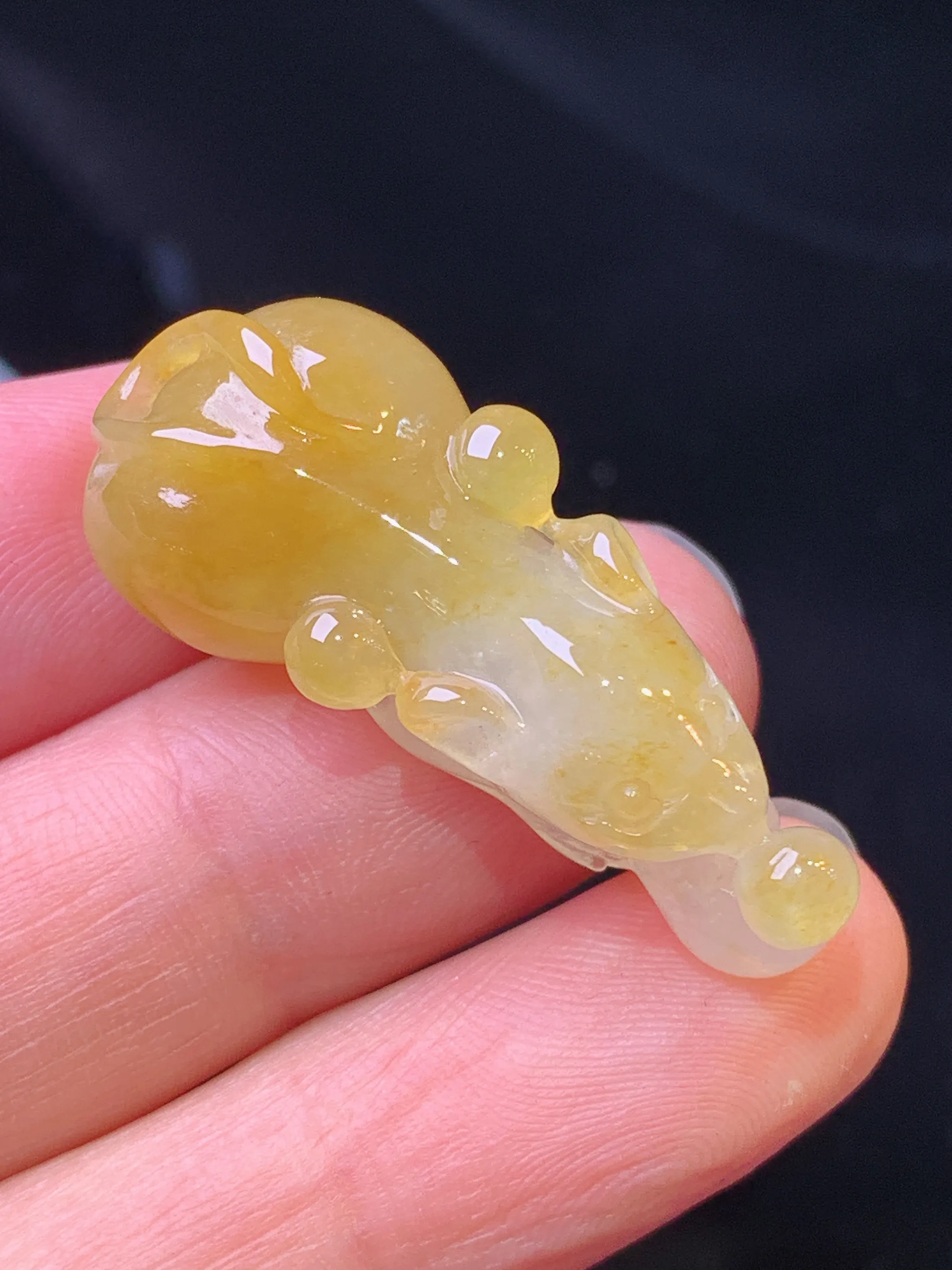 黄翡貔貅吊坠 玉质细腻 色泽艳丽清新 整体尺寸34*14.3*12.5