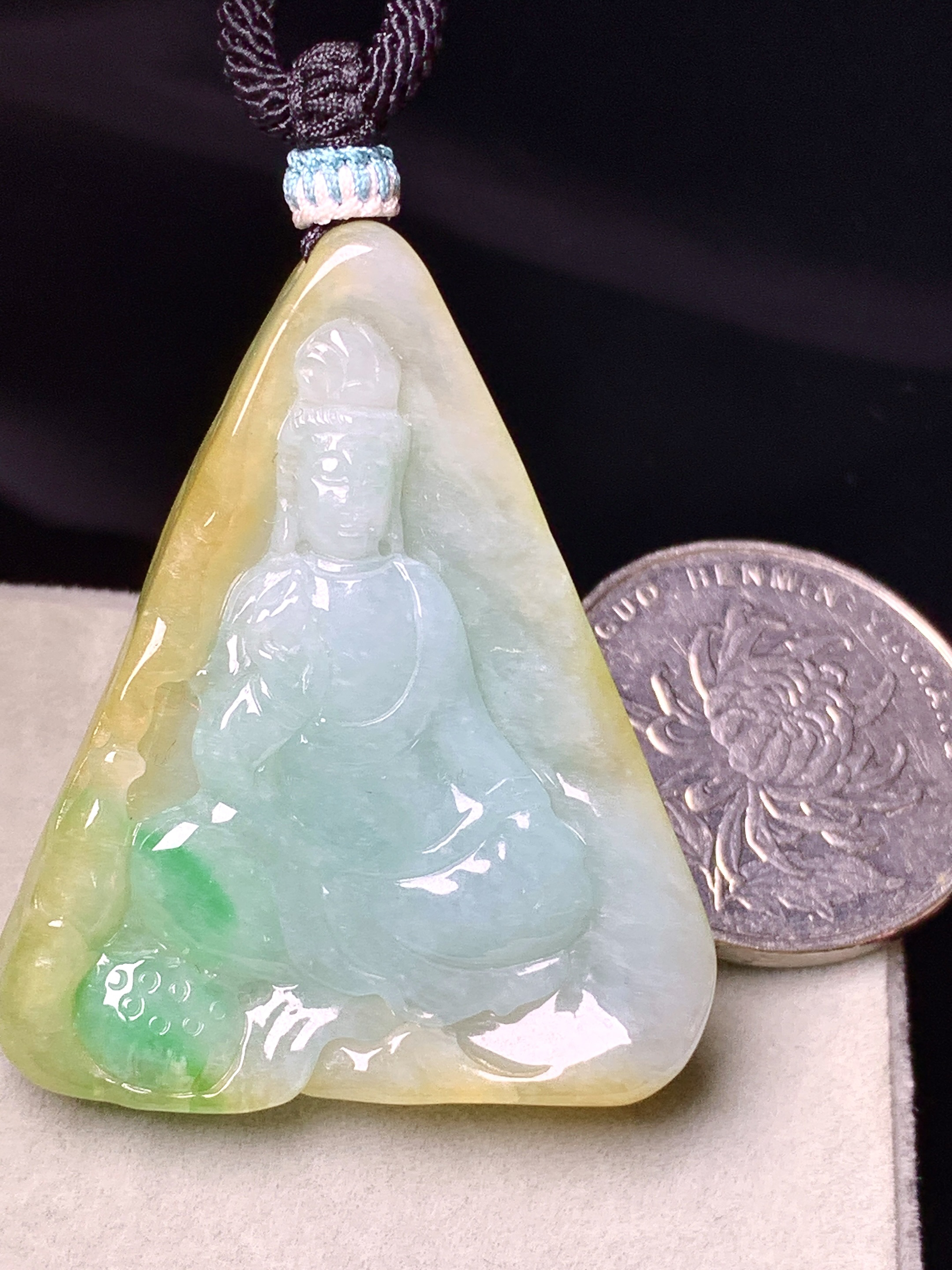 飘黄绿观音吊坠 玉质细腻 色泽艳丽清新 整体尺寸43*35.2*6.2