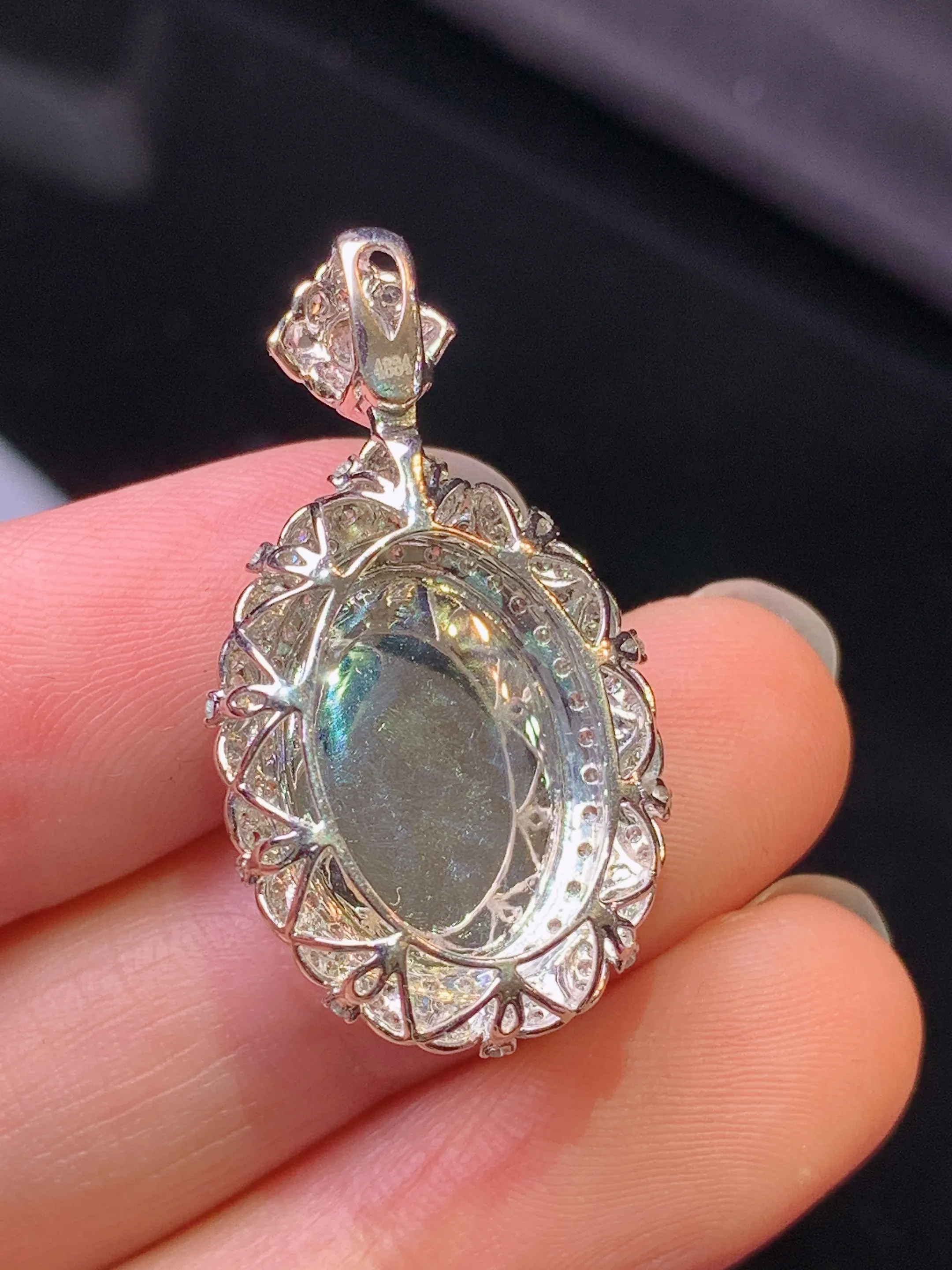 18k金钻镶嵌翠绿蛋面吊坠 玉质细腻 色泽艳丽清新 整体尺寸30.8*16.8*11.6