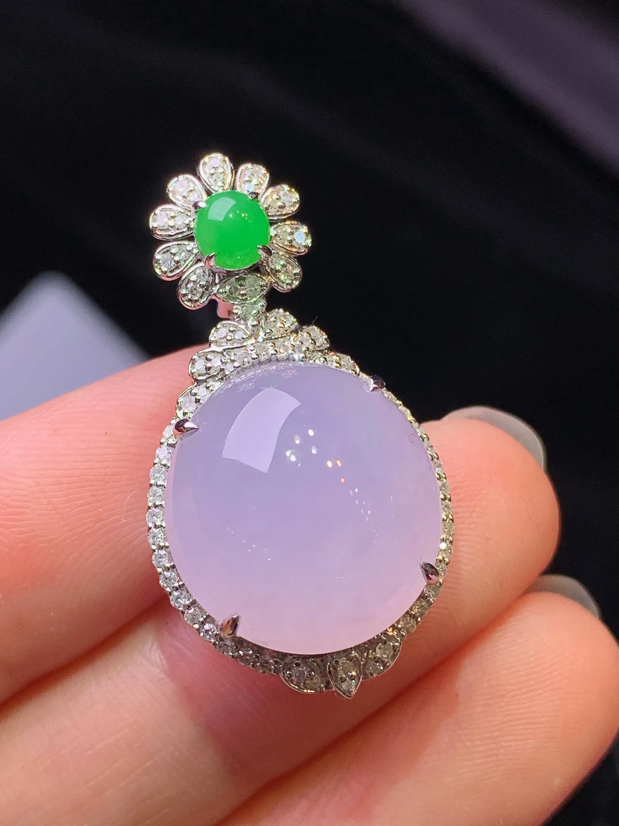 18k金钻镶嵌紫罗兰蛋面吊坠 玉质细腻 色泽艳丽清新 整体尺寸31.5*17*10.8