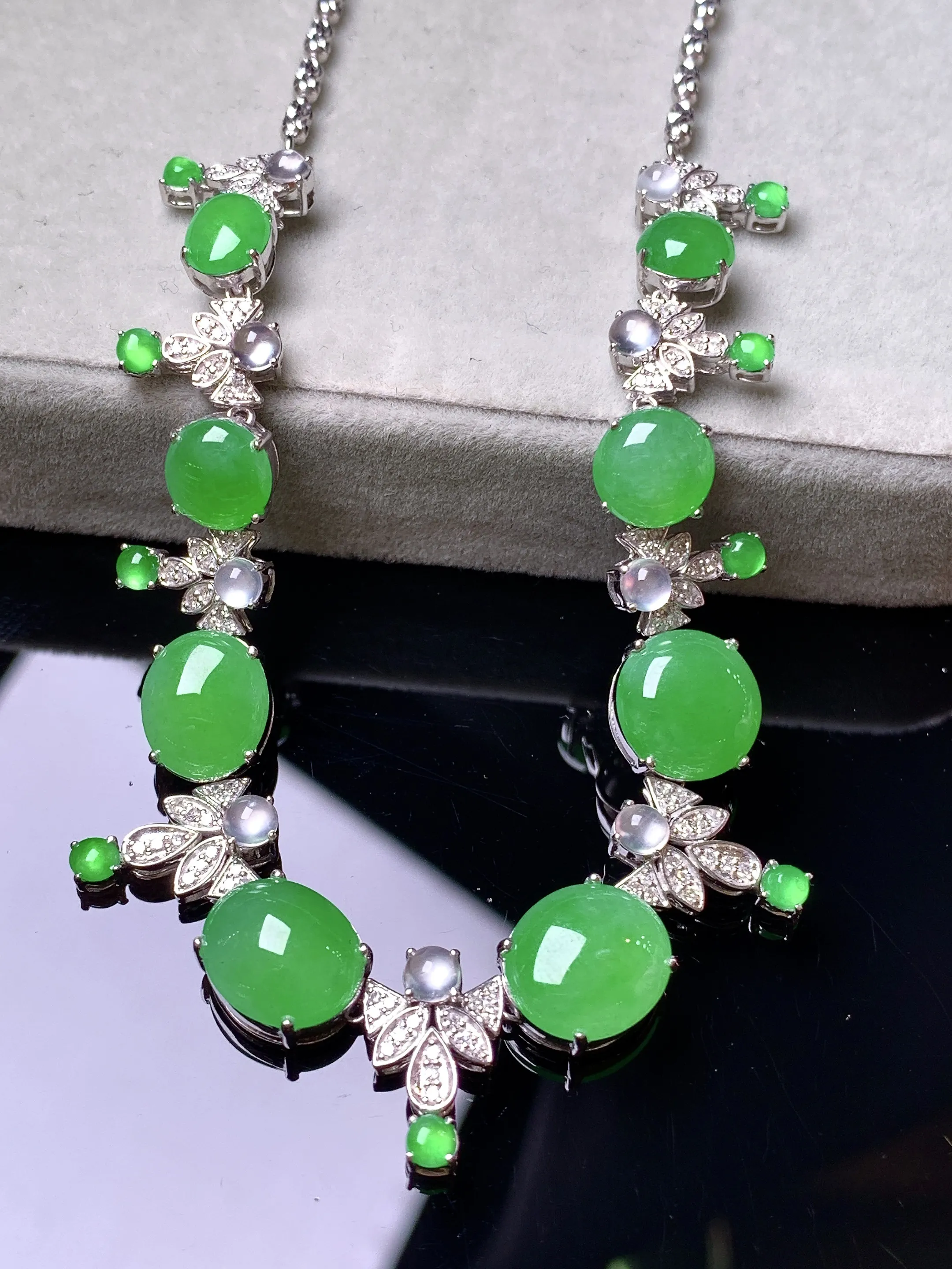 18k金钻镶嵌满绿蛋面锁骨项链 玉质细腻 色泽艳丽清新 整体尺寸70*12*5.2