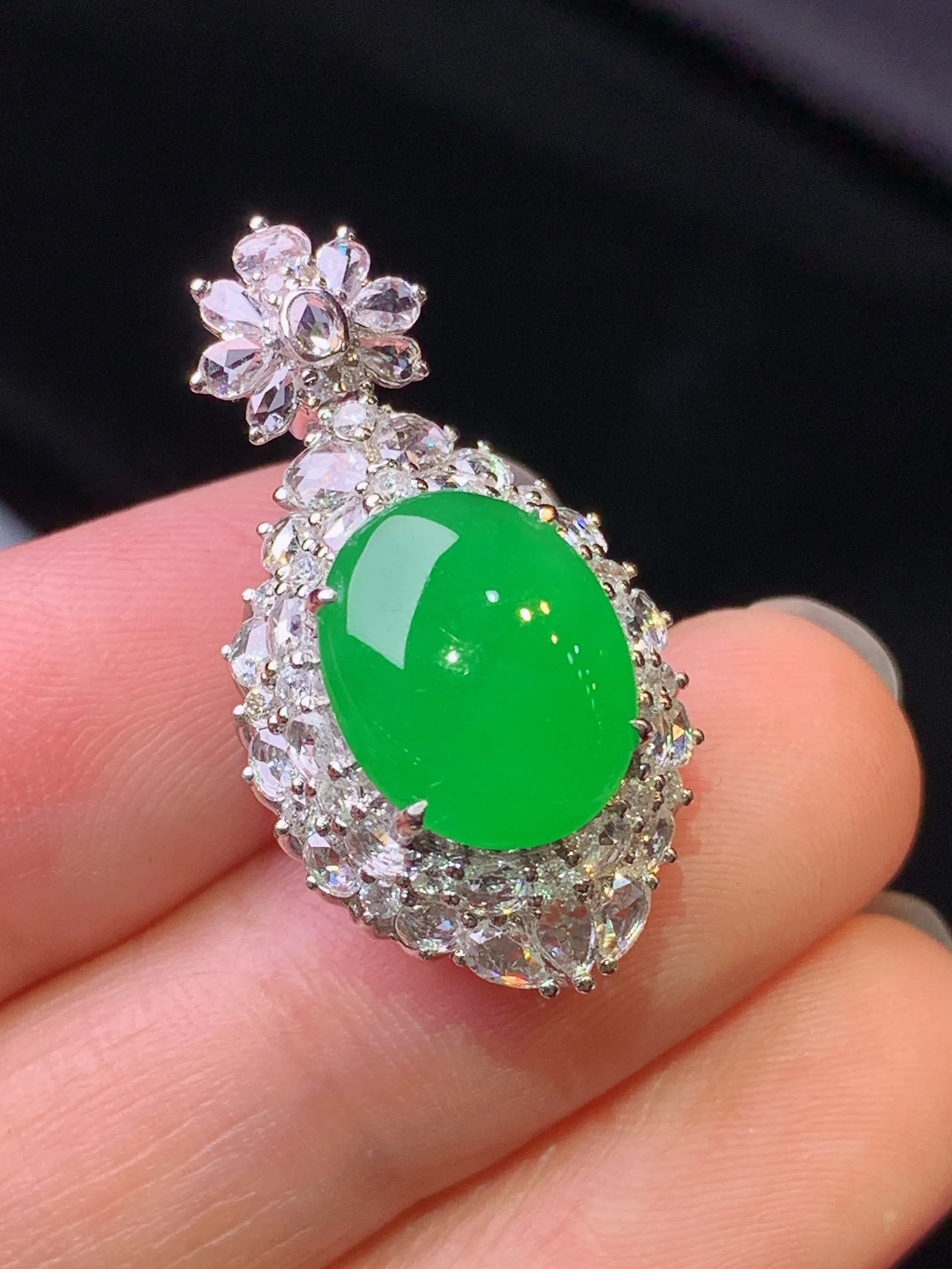 18k金钻镶嵌满绿蛋面吊坠 玉质细腻 色泽艳丽清新 整体尺寸28.3*15.3*12.7