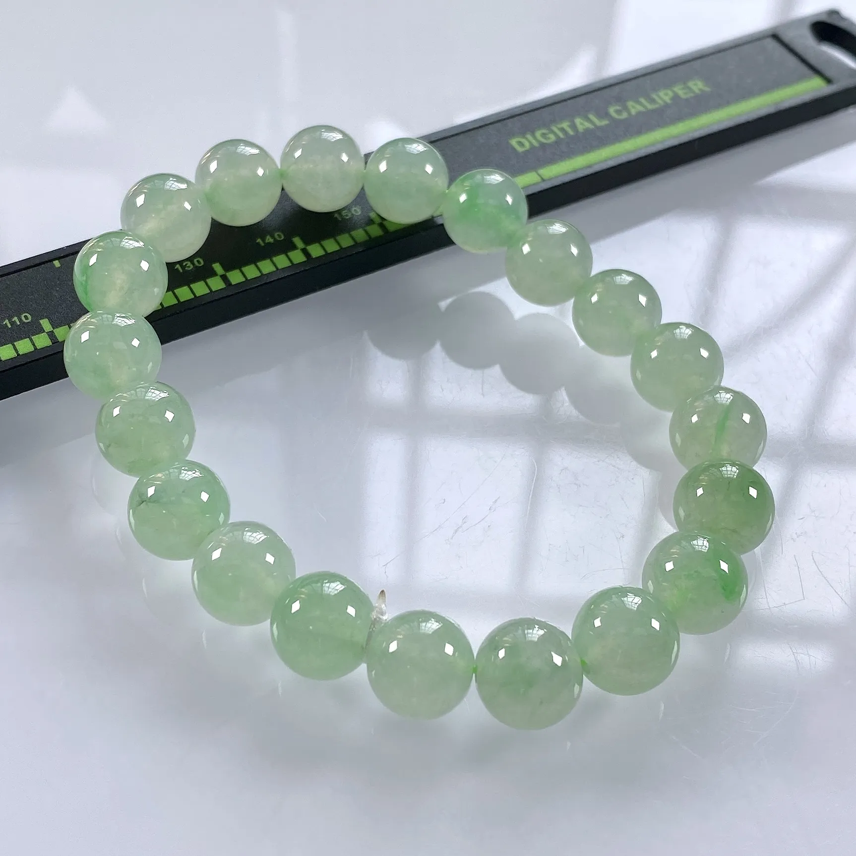 缅甸天然翡翠A货，卡9.8冰种起胶略飘绿圆珠手串手链，尺寸：9.8mm/20颗，长度195mm，重量