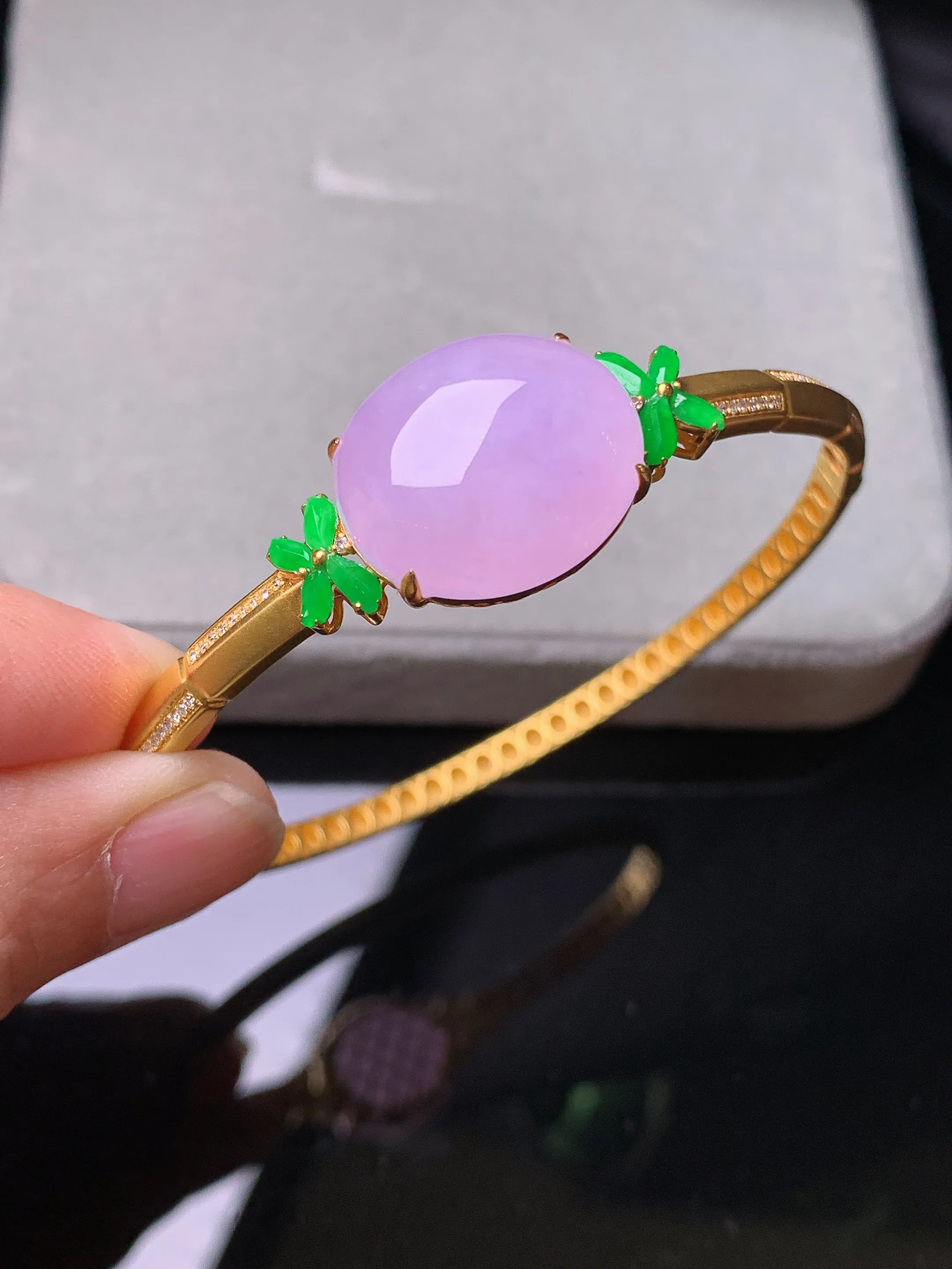 18k金钻镶嵌紫罗兰蛋面手镯 玉质细腻 色泽艳丽清新 圈口57.5 裸石尺寸15.8*18.3*7.