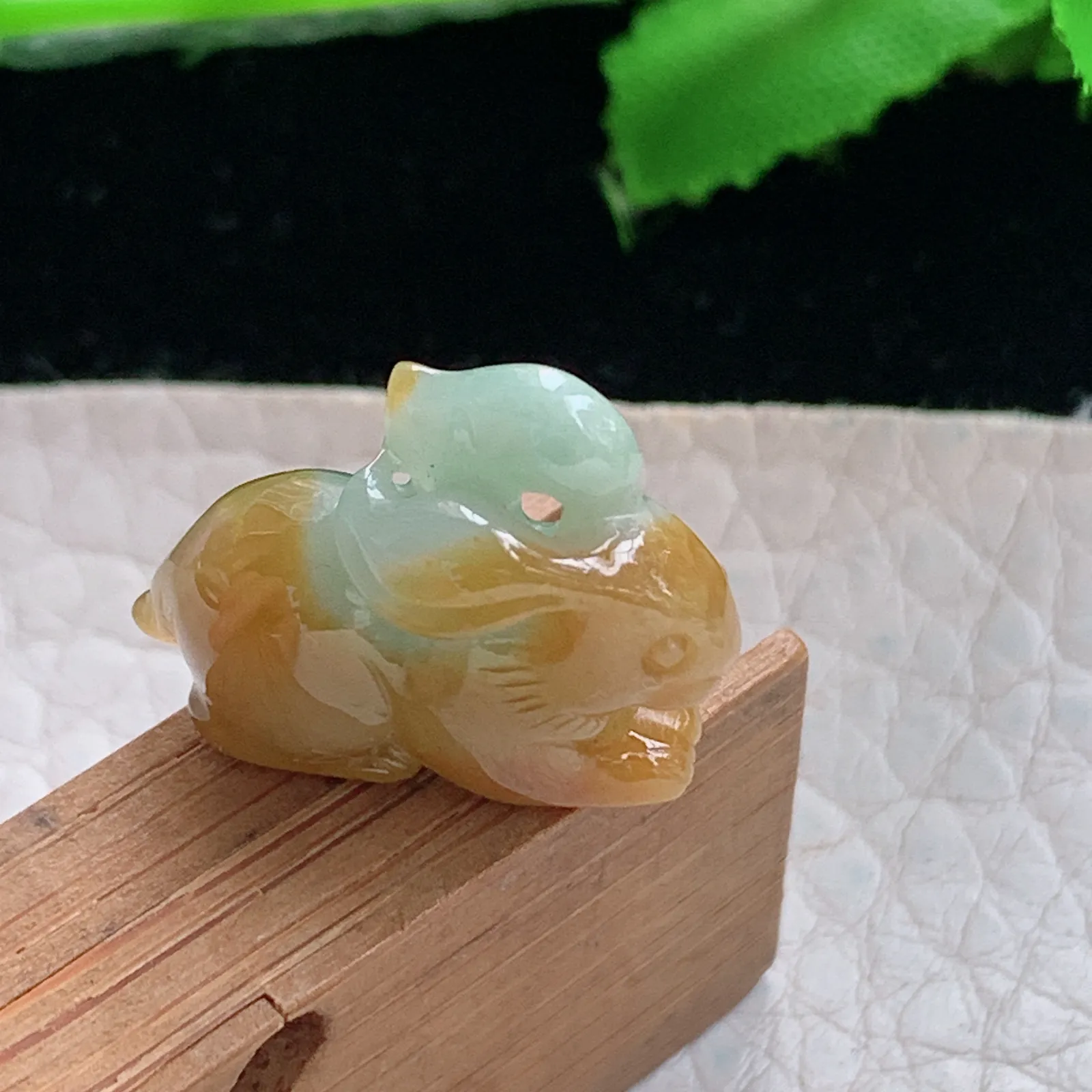 axm实拍17.6*21.6*8缅甸翡翠精雕双彩立体兔子 生肖兔玉吊坠