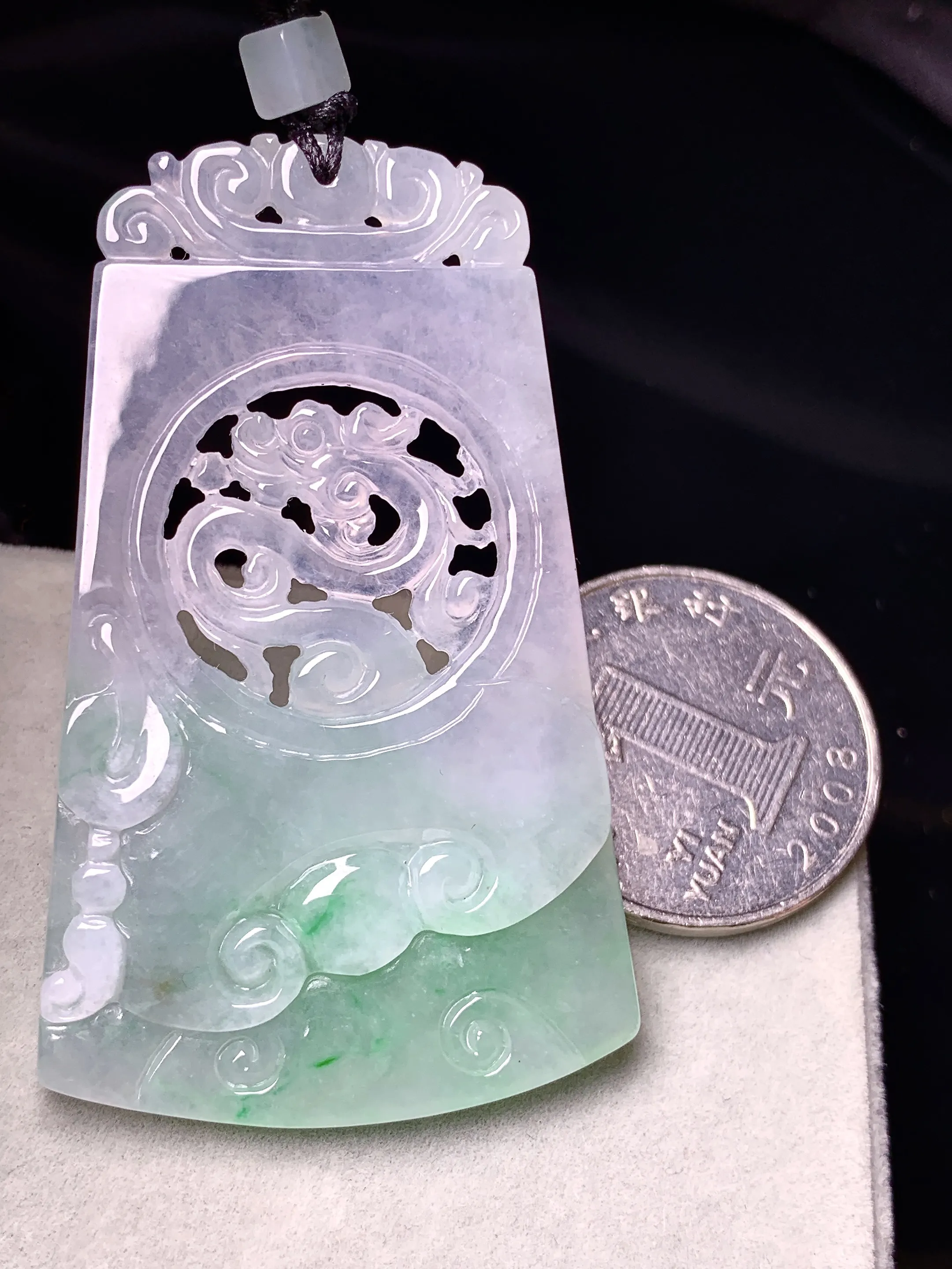 飘绿龙如意牌吊坠 玉质细腻 色泽艳丽清新 整体尺寸55.7*33.7*4