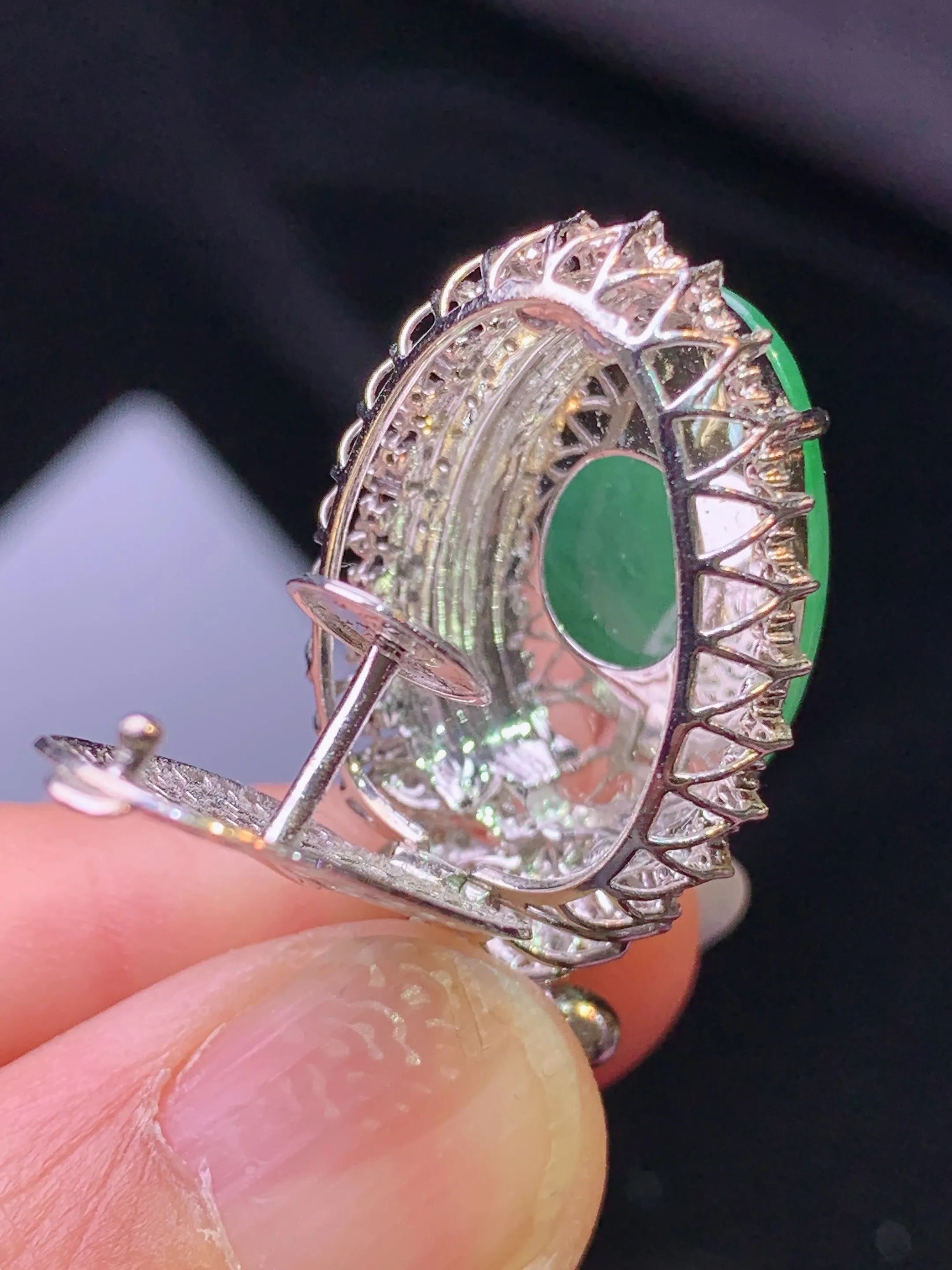 18k金钻镶嵌翠绿福瓜吊坠 玉质细腻 色泽艳丽清新 整体尺寸37*18.6*14.5