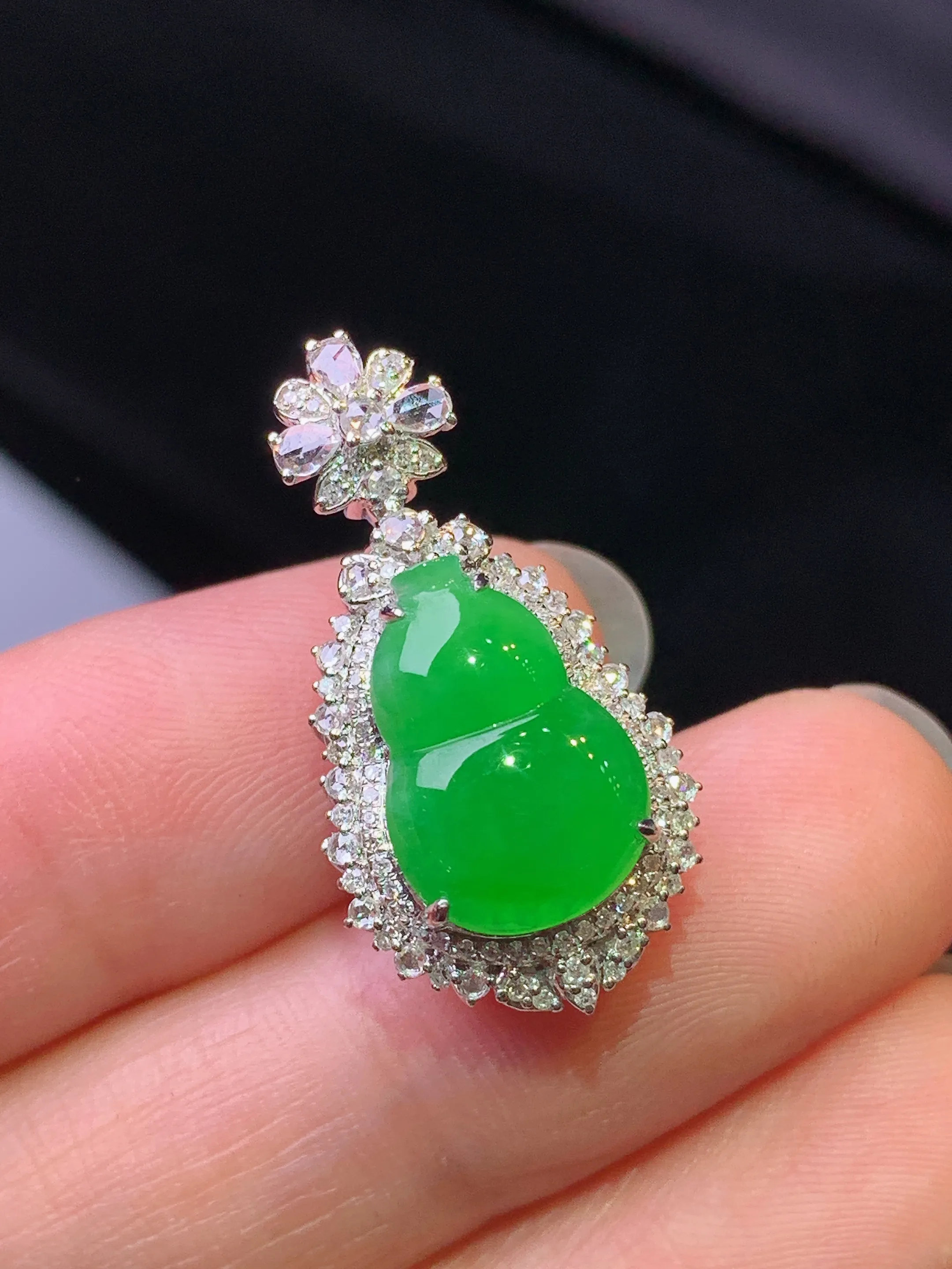 18k金钻镶嵌满绿葫芦吊坠 玉质细腻 色泽艳丽清新 整体尺寸26.3*13.8*11