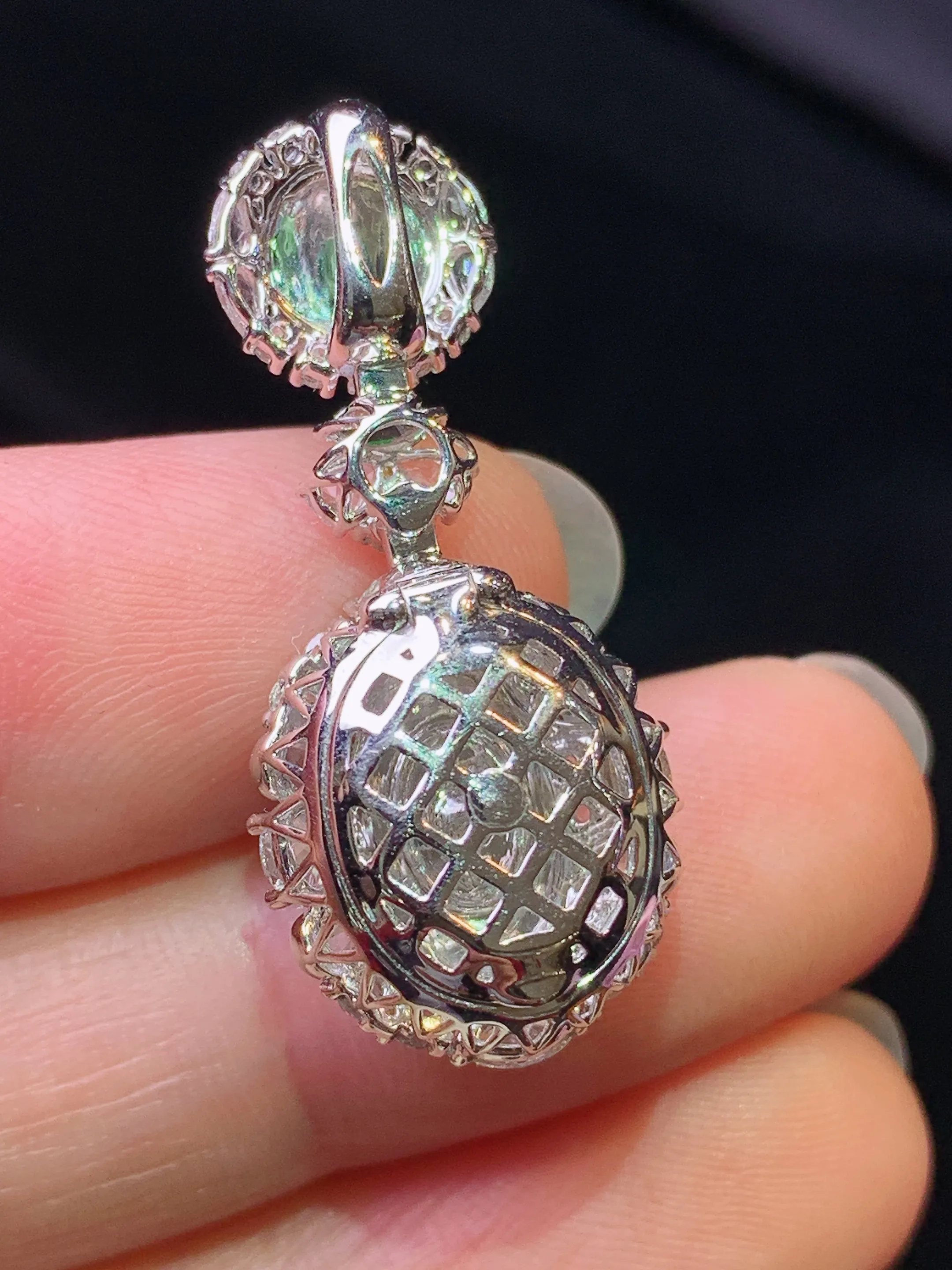 18k金钻镶嵌满绿蛋面吊坠 玉质细腻 色泽艳丽清新 整体尺寸32*14.2*11.3