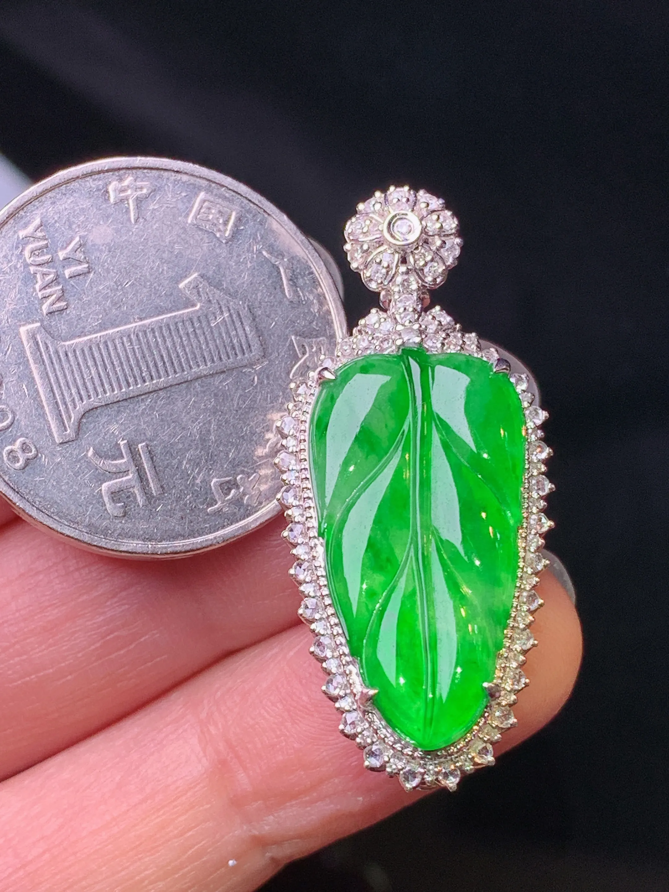 18k金钻镶嵌翠绿树叶吊坠 玉质细腻 色泽艳丽清新 整体尺寸36.6*16.3*9.5