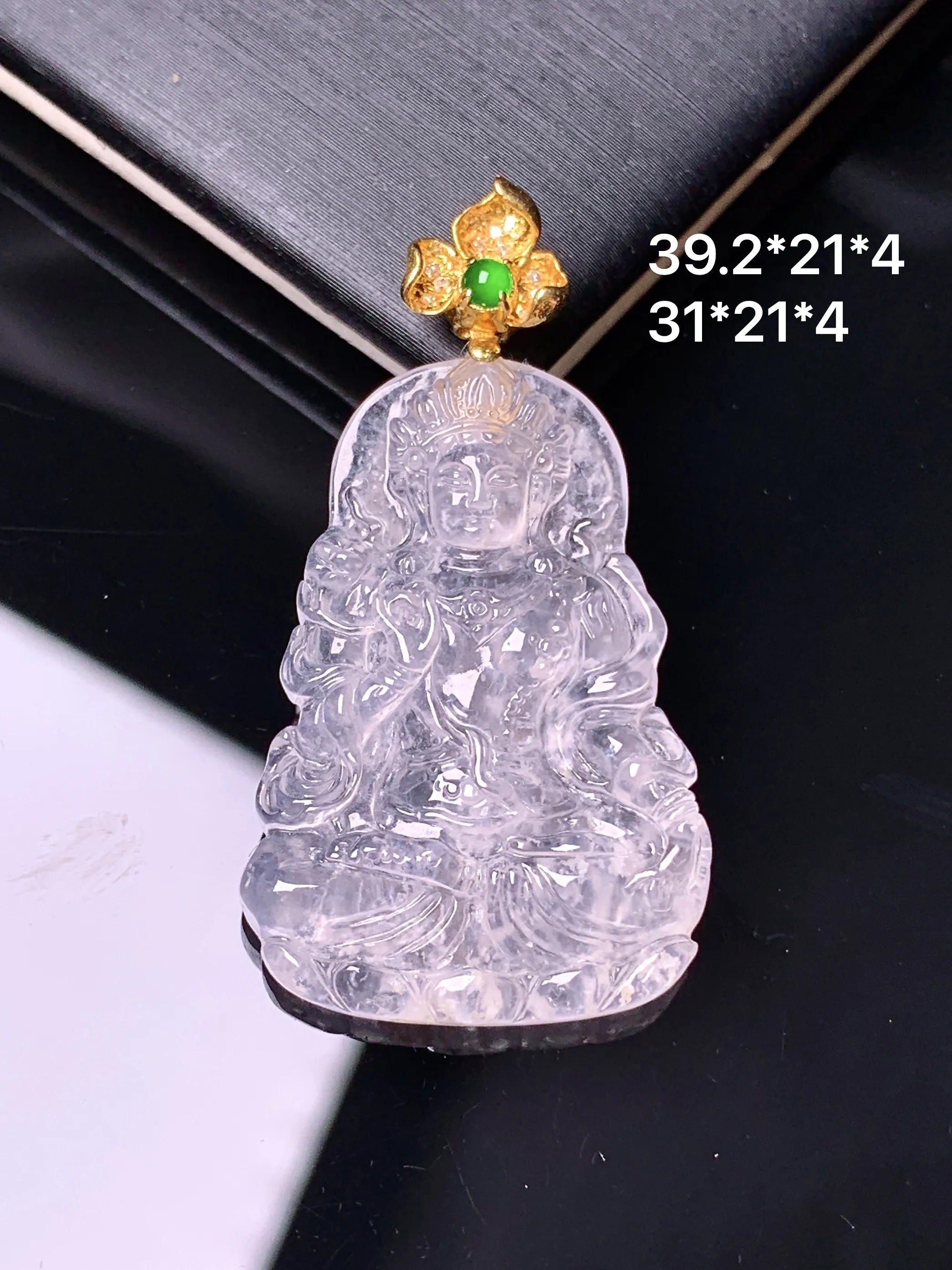 18k金镶嵌冰种度母观音吊坠 玉质细腻 色泽艳丽清新 整体尺寸39.2*21*4