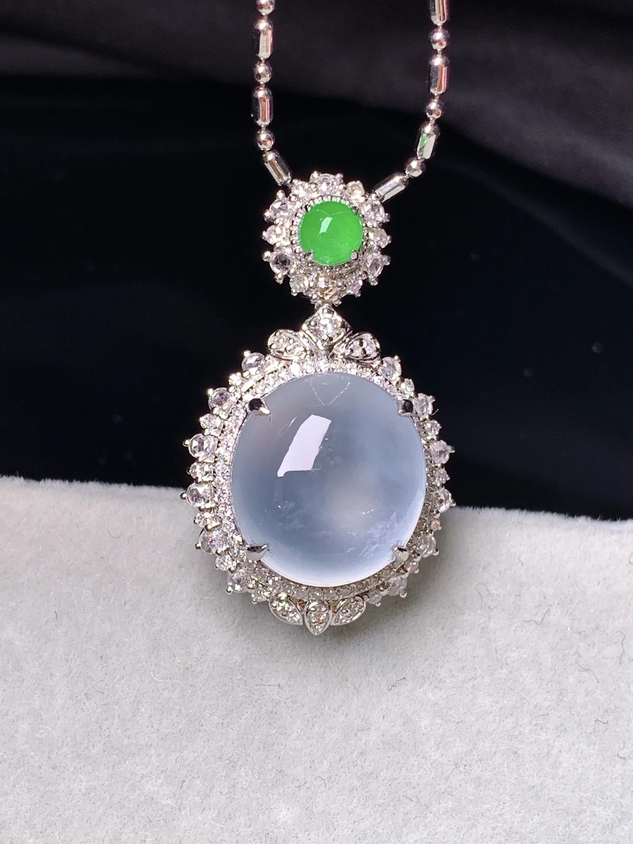 18k金钻镶嵌冰种蛋面吊坠 玉质细腻 色泽艳丽清新 整体尺寸27.2*16.3*11