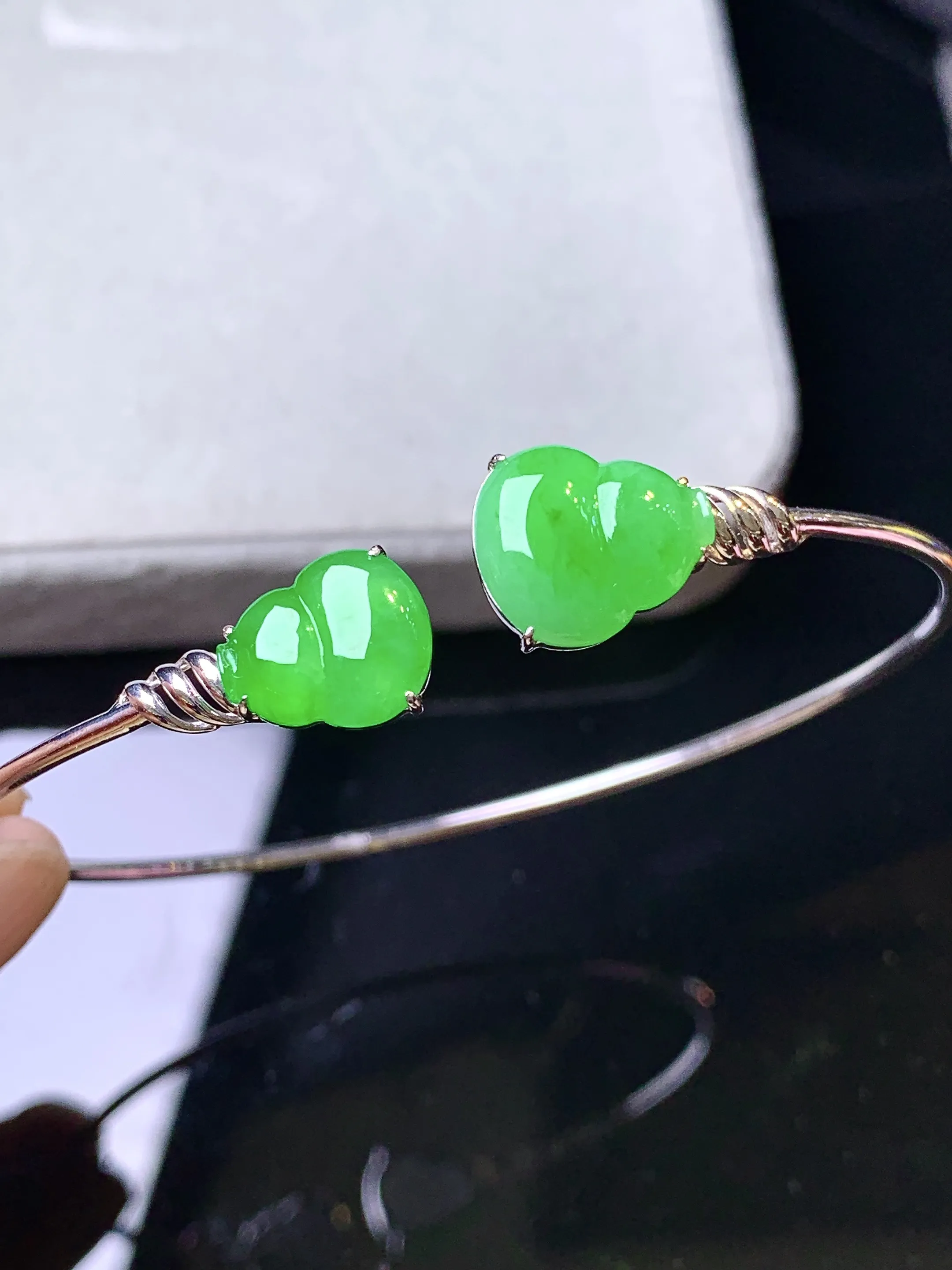 18k金镶嵌翠绿葫芦手镯 玉质细腻 色泽艳丽清新 圈口60 裸石尺寸12.5*11*3.5