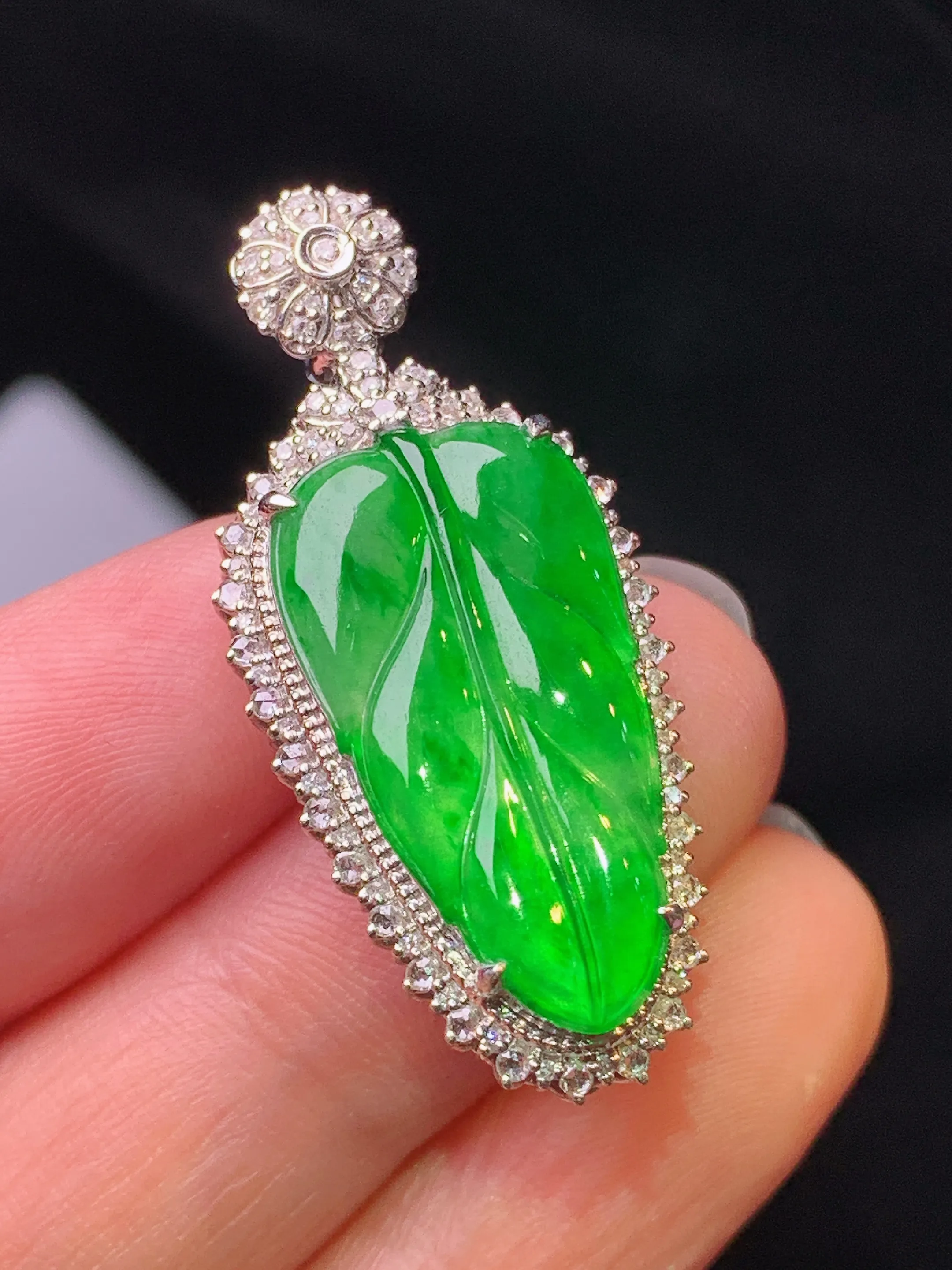 18k金钻镶嵌翠绿树叶吊坠 玉质细腻 色泽艳丽清新 整体尺寸36.6*16.3*9.5