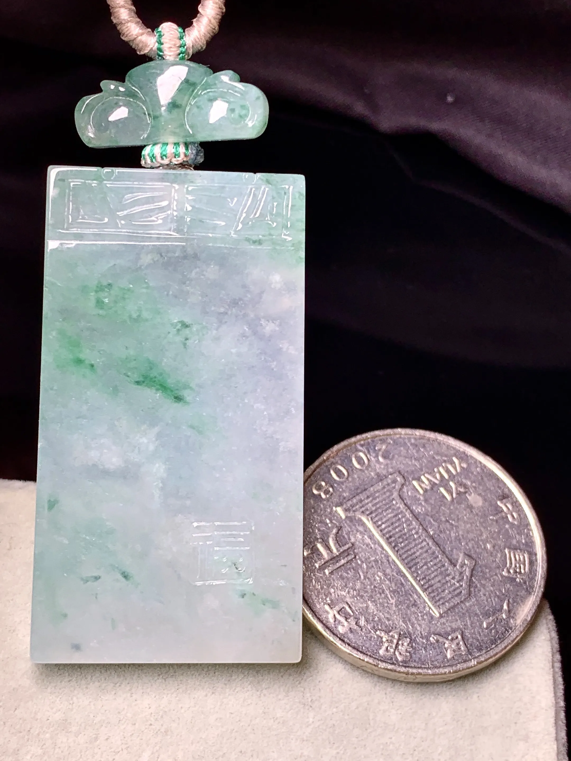 飘绿无事牌吊坠 玉质细腻 色泽艳丽清新 整体尺寸42.5*23.5*4.8