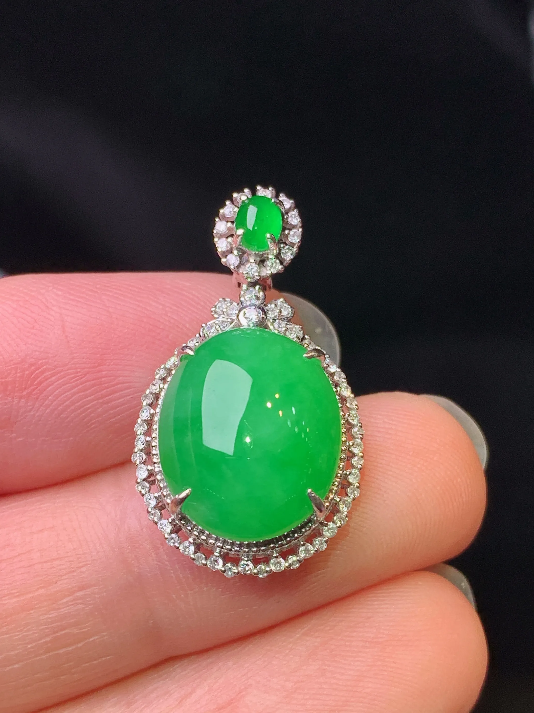 18k金钻镶嵌满绿蛋面吊坠 玉质细腻 色泽艳丽清新 整体尺寸26.5*14.8*9.2