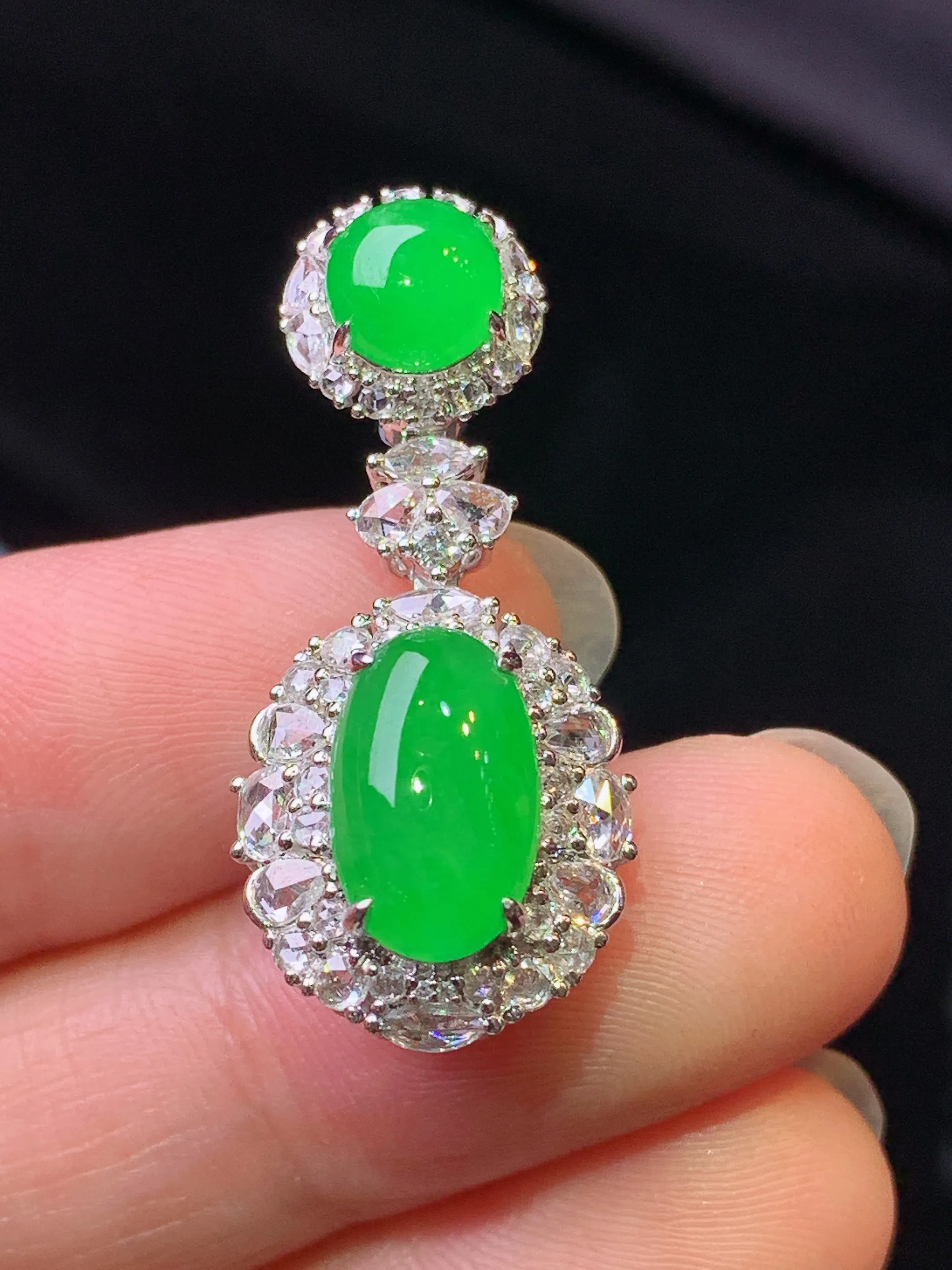 18k金钻镶嵌满绿蛋面吊坠 玉质细腻 色泽艳丽清新 整体尺寸32*14.2*11.3