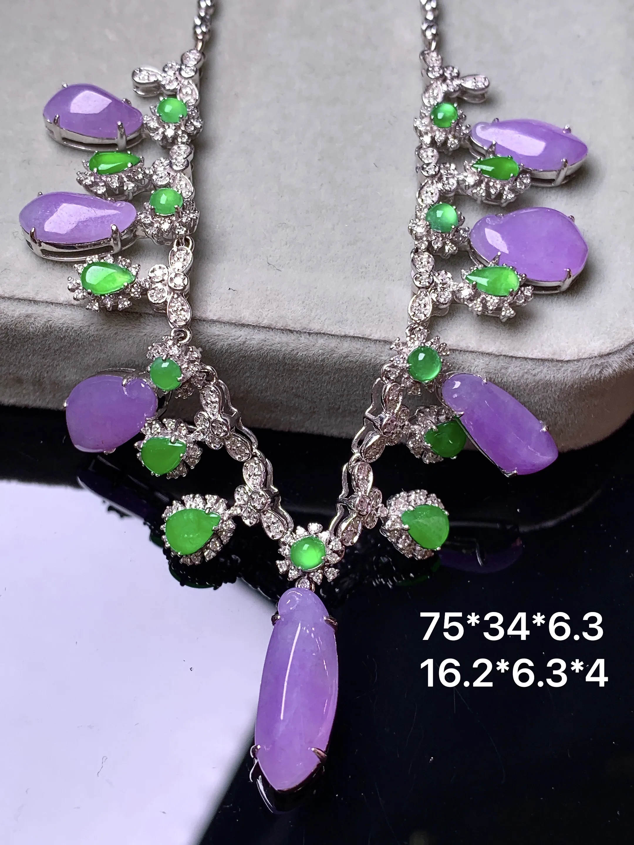 18k金钻镶嵌紫罗兰福瓜组合锁骨项链 玉质细腻 色泽艳丽清新 整体尺寸75*34*6.3