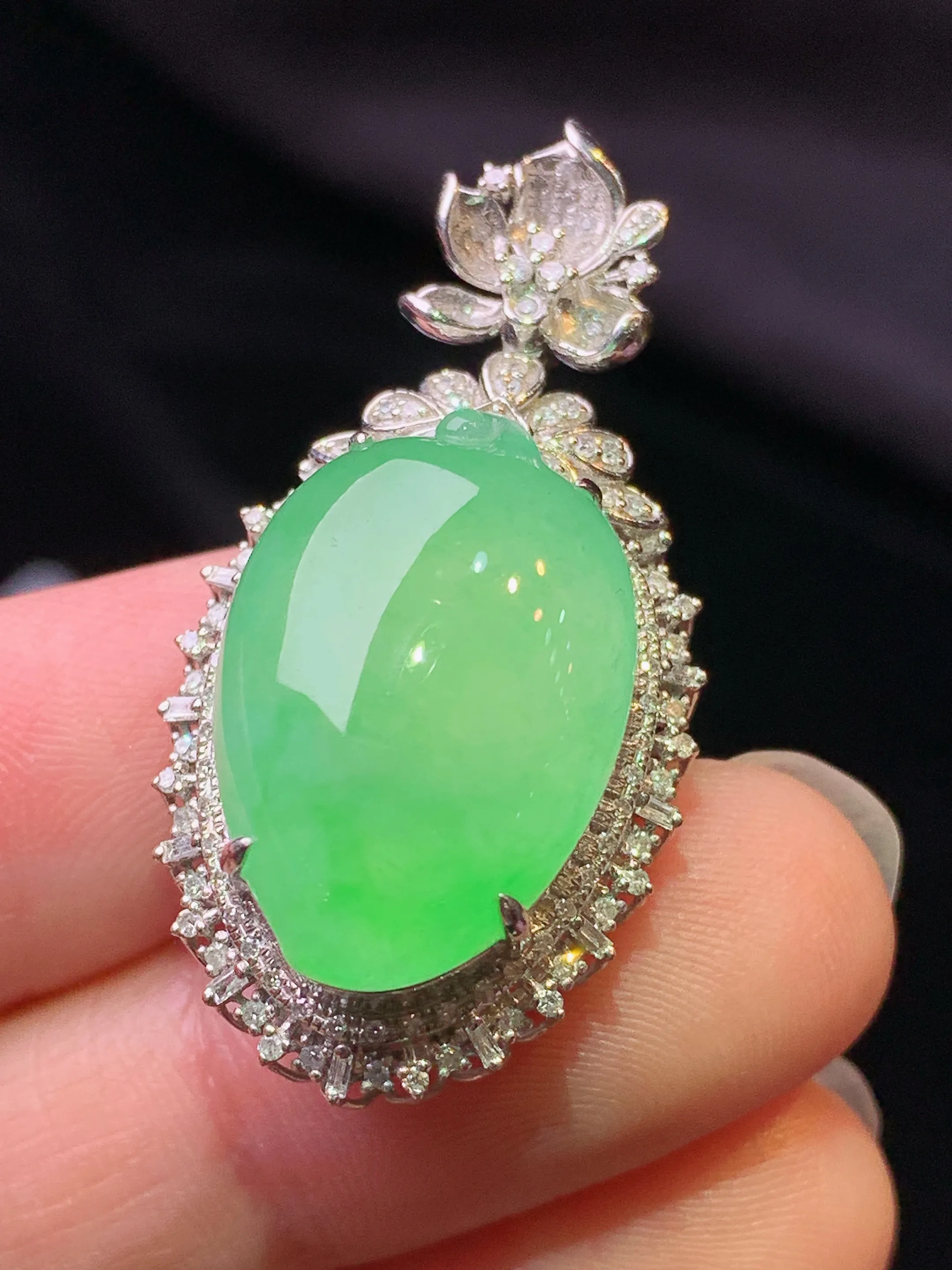 18k金钻镶嵌翠绿福瓜吊坠 玉质细腻 色泽艳丽清新 整体尺寸37*18.6*14.5