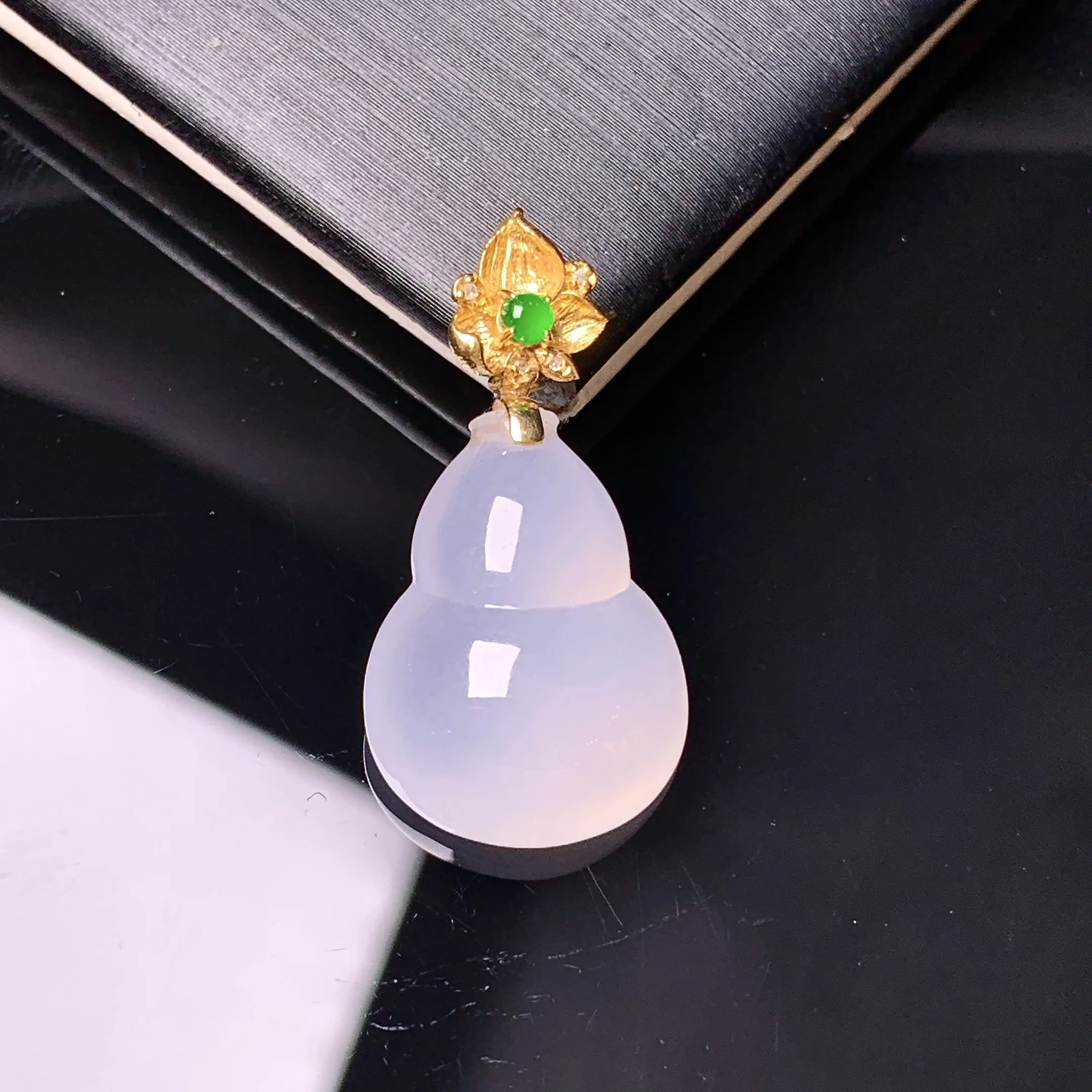 18k金镶嵌冰种葫芦吊坠 玉质细腻 色泽艳丽清新 整体尺寸27.8*14.2*7.2