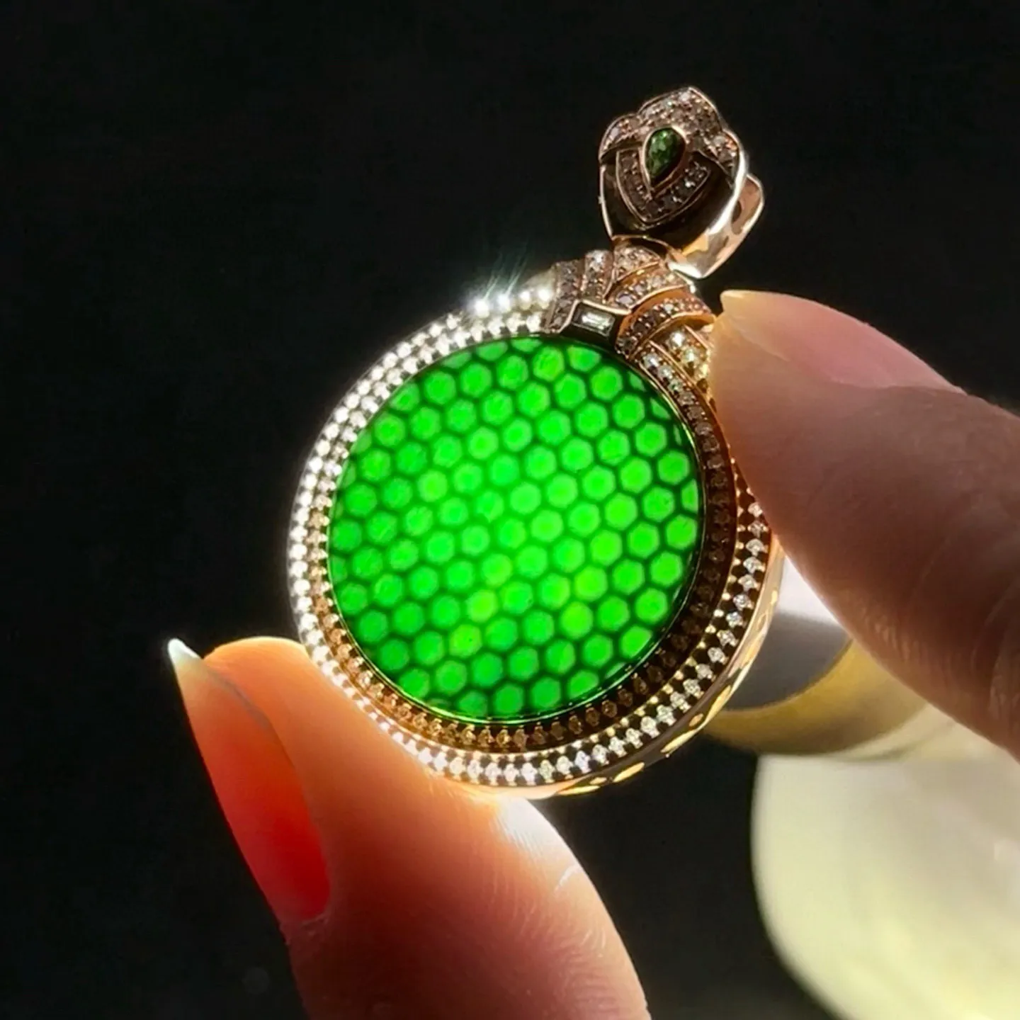 精品18k墨翠圆片吊坠 种好色正 黑度极好 打灯通透 油性十足 尺寸33.9