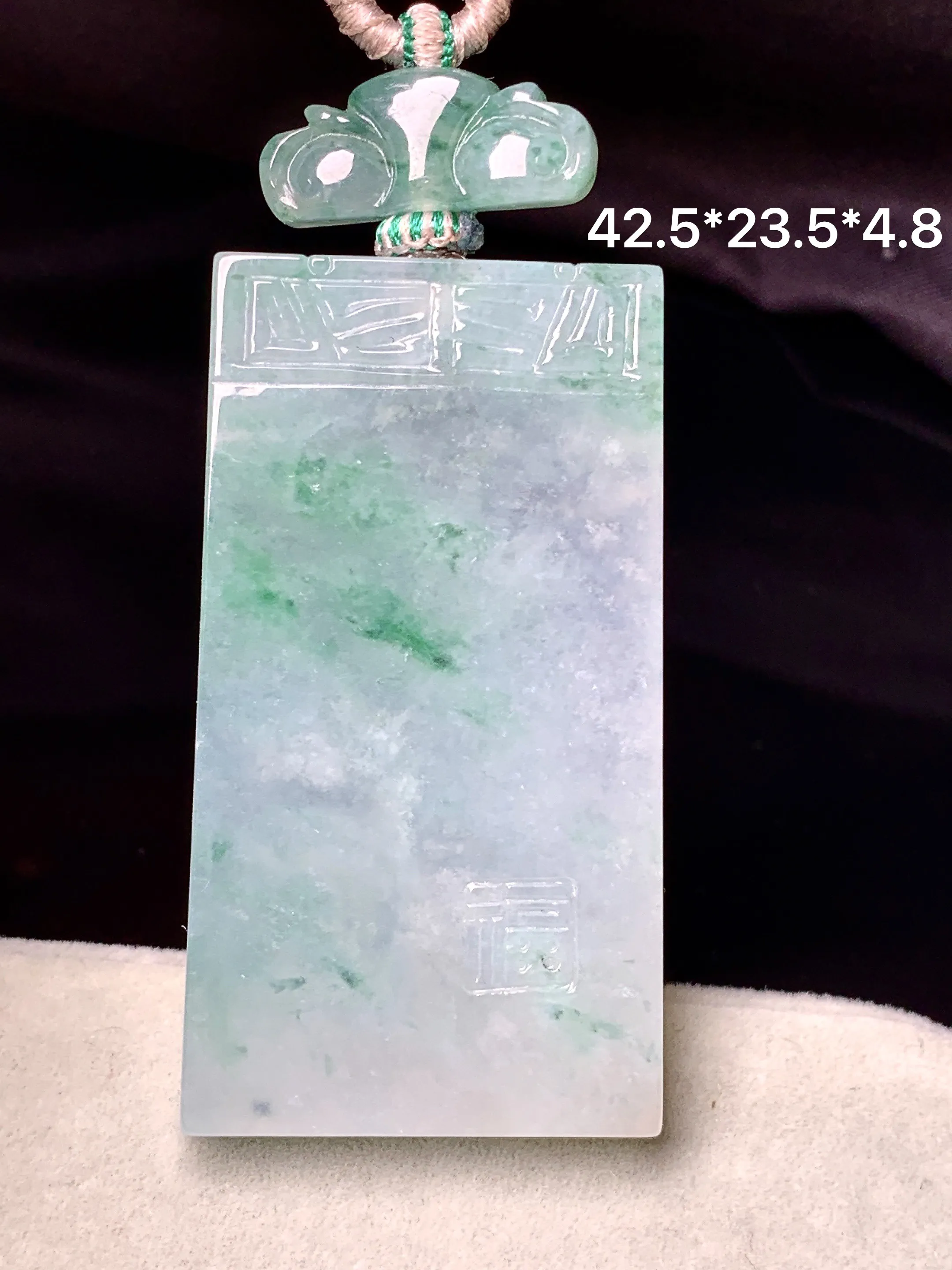 飘绿无事牌吊坠 玉质细腻 色泽艳丽清新 整体尺寸42.5*23.5*4.8