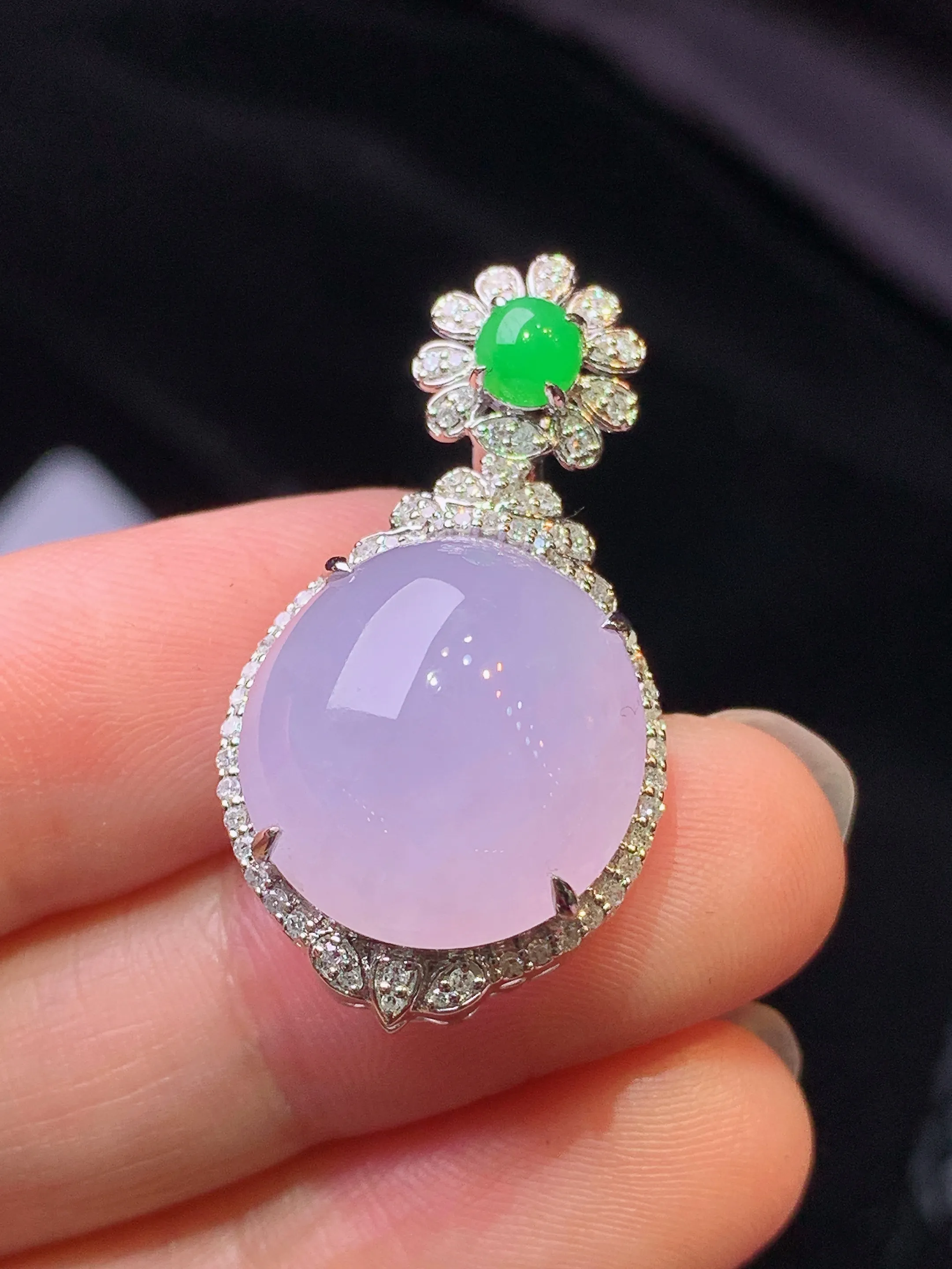 18k金钻镶嵌紫罗兰蛋面吊坠 玉质细腻 色泽艳丽清新 整体尺寸31.5*17*10.8