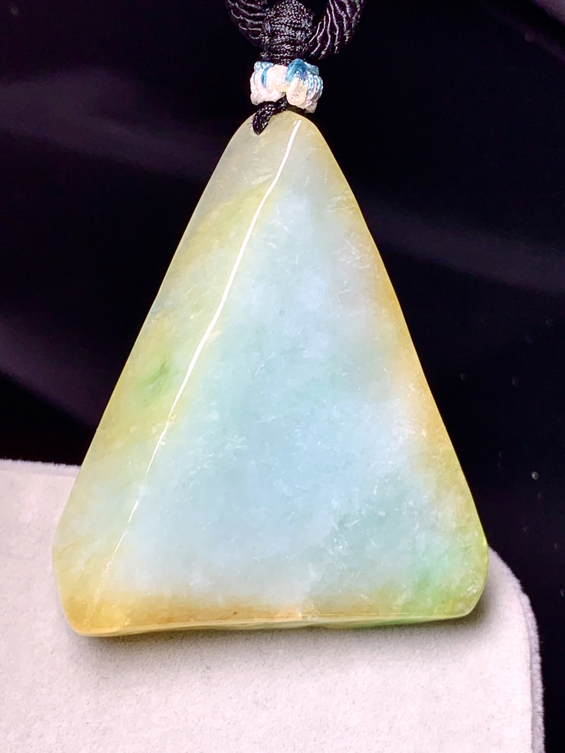 飘黄绿观音吊坠 玉质细腻 色泽艳丽清新 整体尺寸43*35.2*6.2