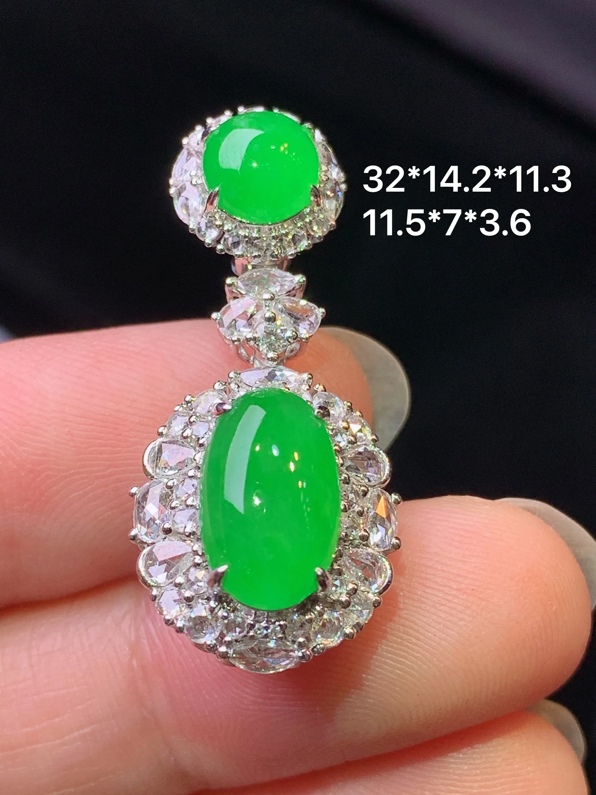 18k金钻镶嵌满绿蛋面吊坠 玉质细腻 色泽艳丽清新 整体尺寸32*14.2*11.3