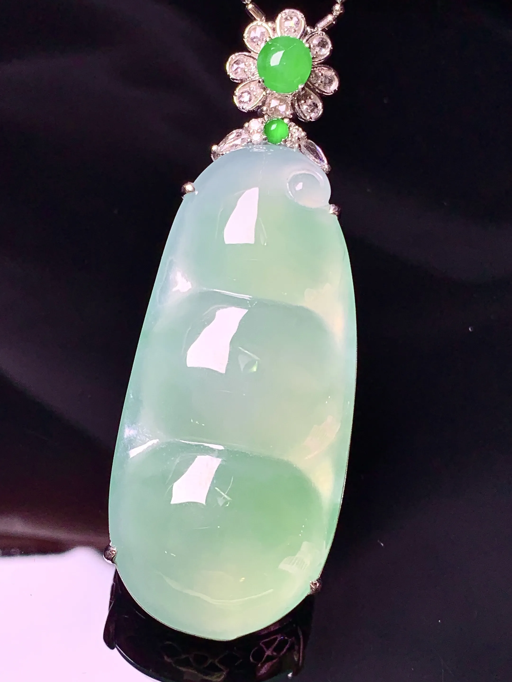 18k金钻镶嵌浅绿四季豆吊坠 玉质细腻 色泽艳丽清新 整体尺寸60.2*21.5*13.8