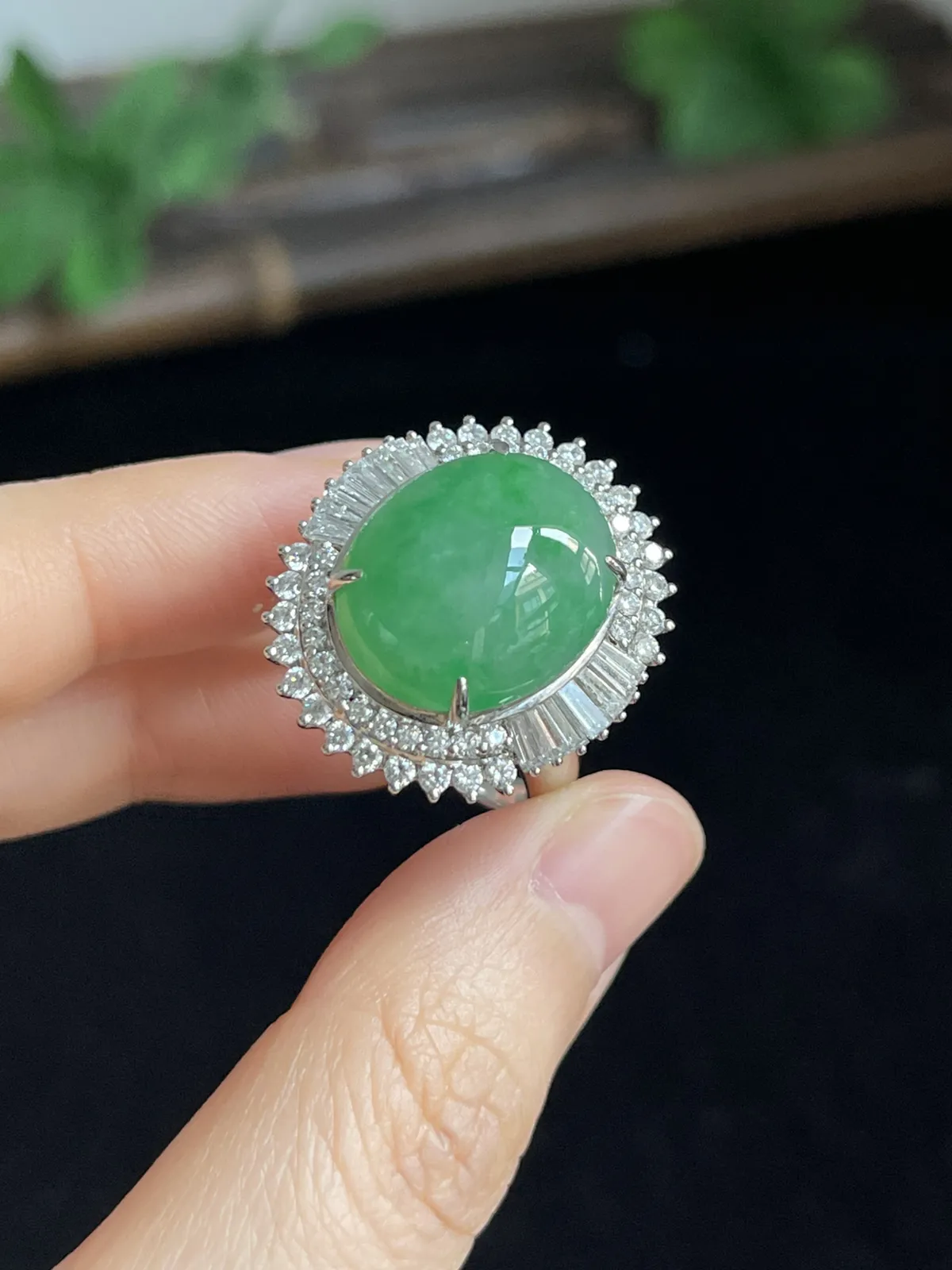 翡翠糯化种绿色戒指，印记：Au750,伴钻石