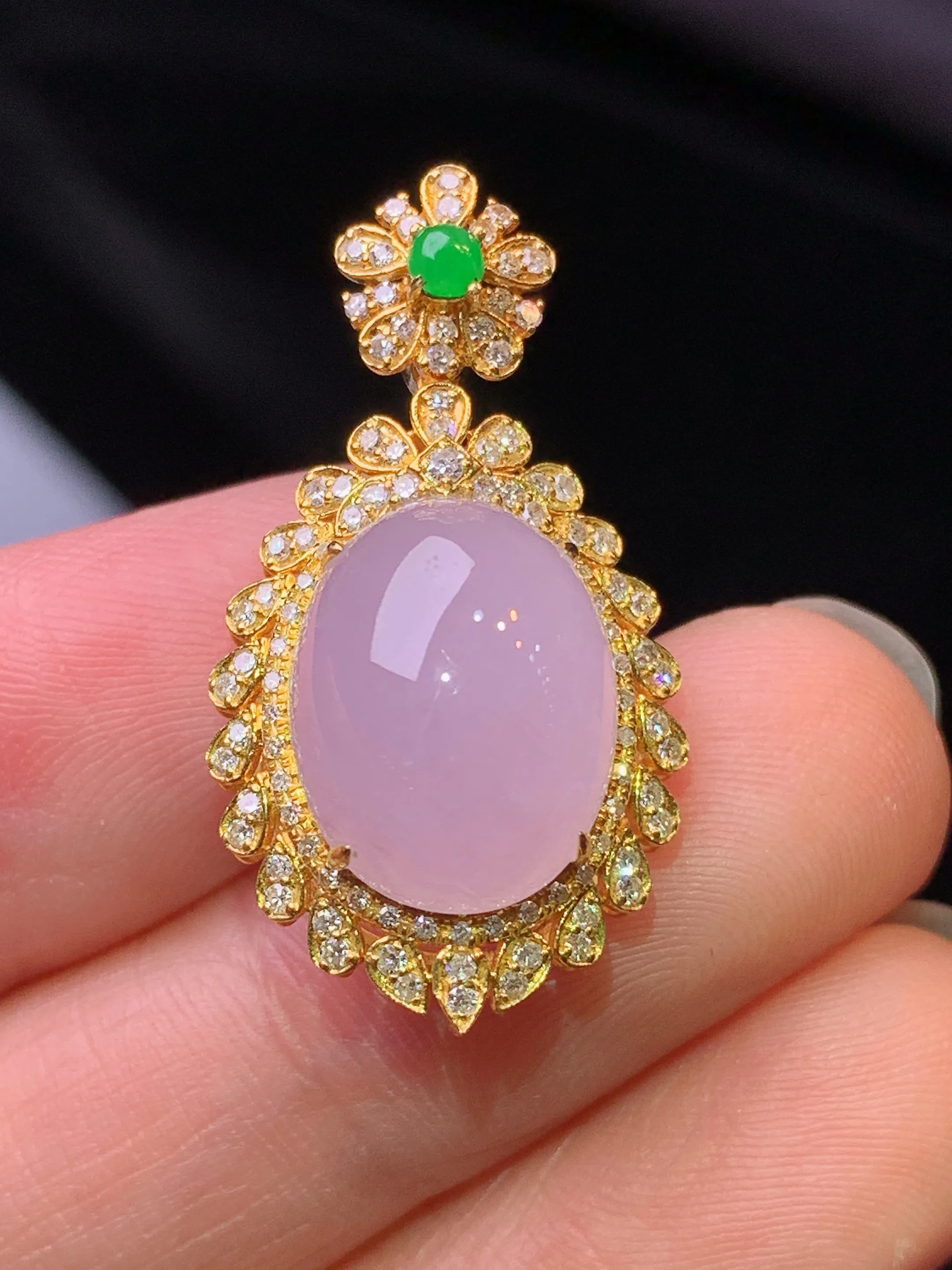 18k金钻镶嵌淡紫罗兰蛋面吊坠 玉质细腻 色泽艳丽清新 整体尺寸28.7*15.8*11